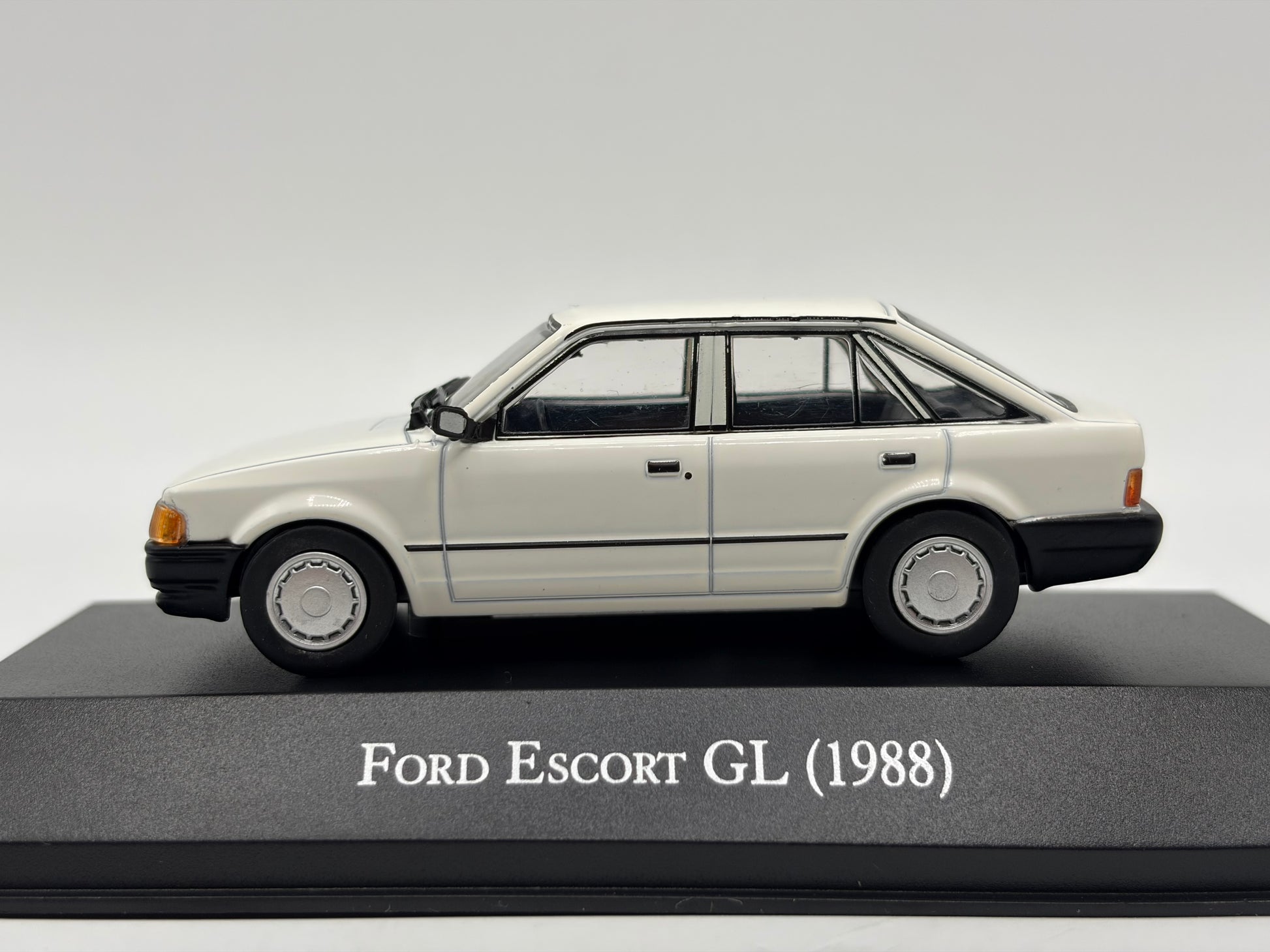 1/43 1988 Ford Escort GL | Model Car