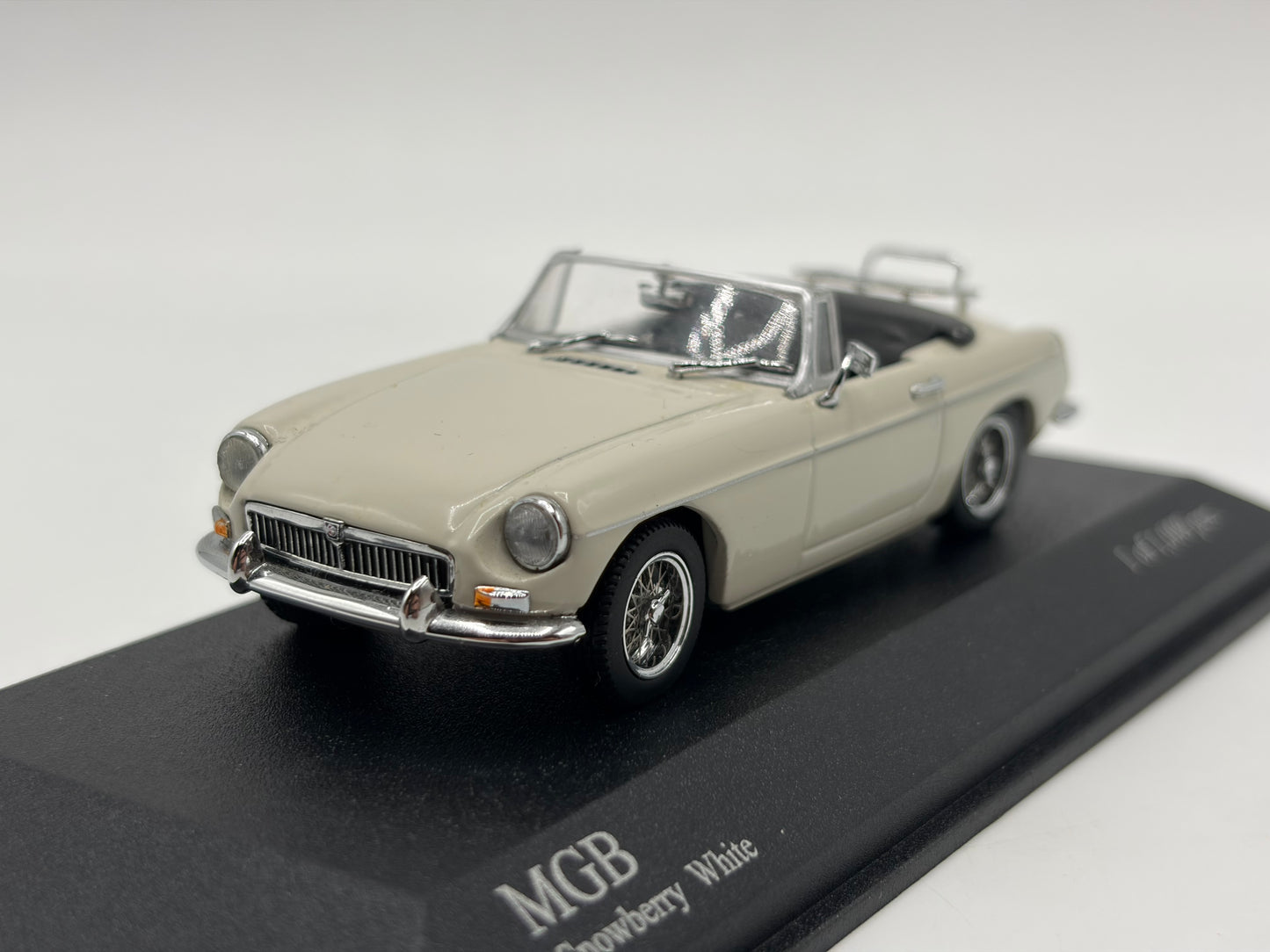 1/43 1968 MGB - Snowberry White - Minichamps | Model Car