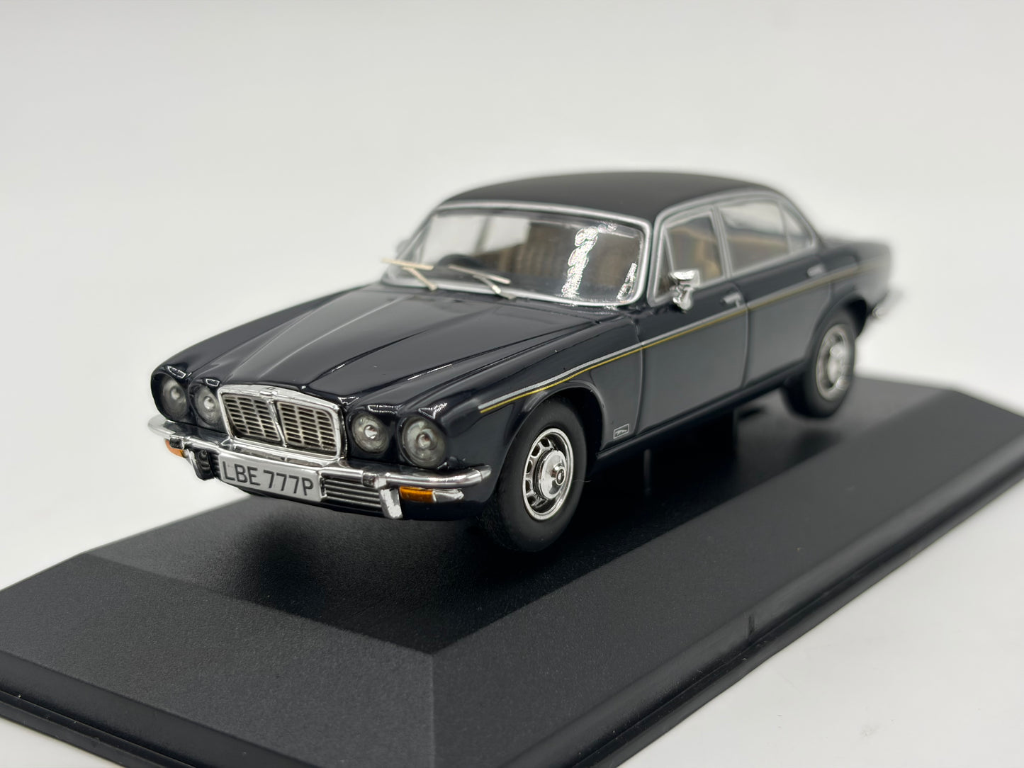 1/43 1976 Jaguar XJ6 Series 2 - Dark Blue | Corgi Vanguards | Model Car