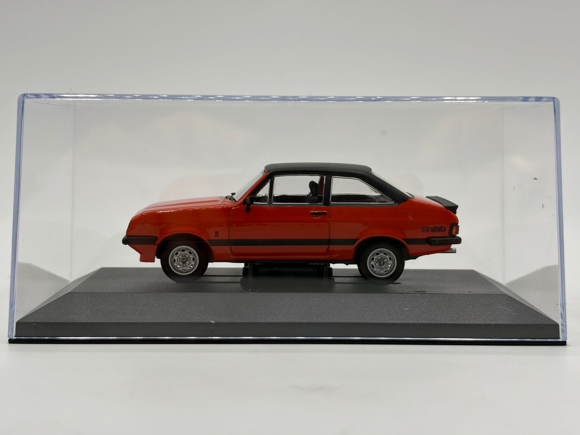 1/43 1976 Ford Escort MK2 RS2000 - Carnival Red | Corgi Vanguards | Model Car