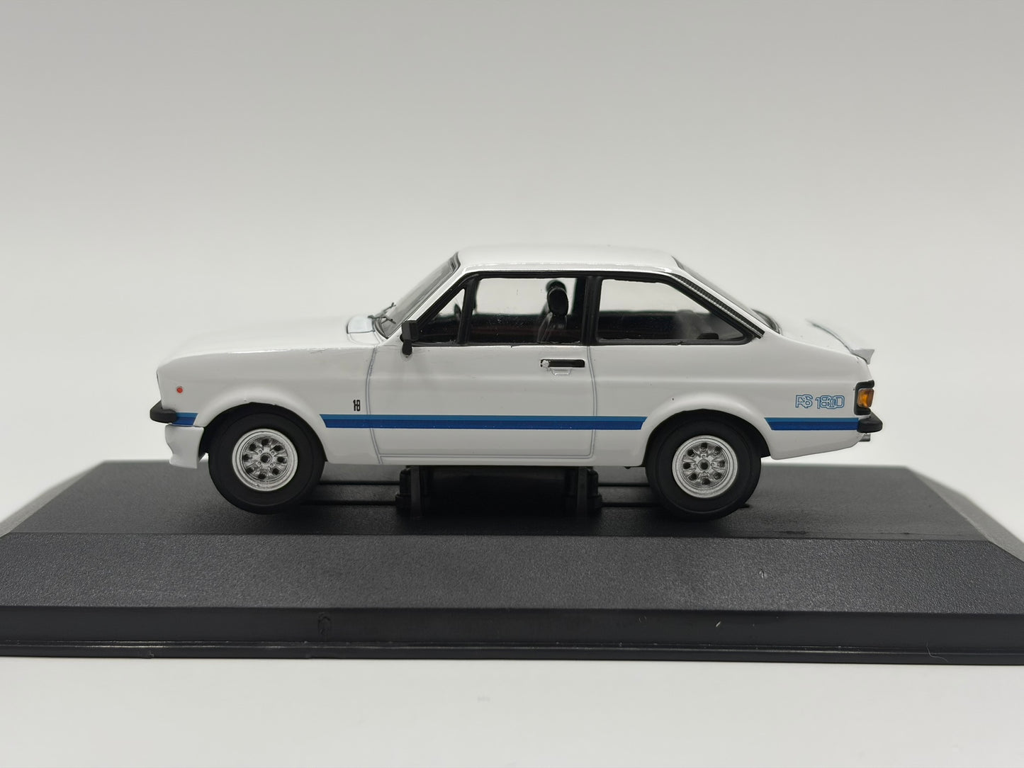 1/43 1975 Ford Escort RS1800 - Diamond White | Corgi Vanguards | Model Car