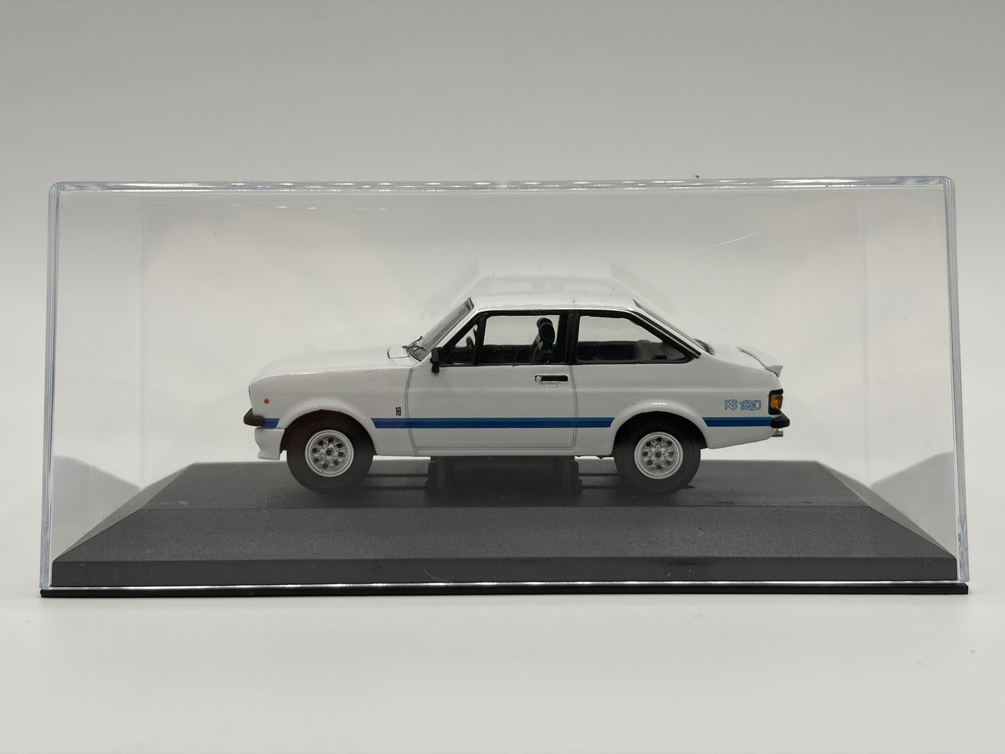 1/43 1975 Ford Escort RS1800 - Diamond White | Corgi Vanguards | Model Car