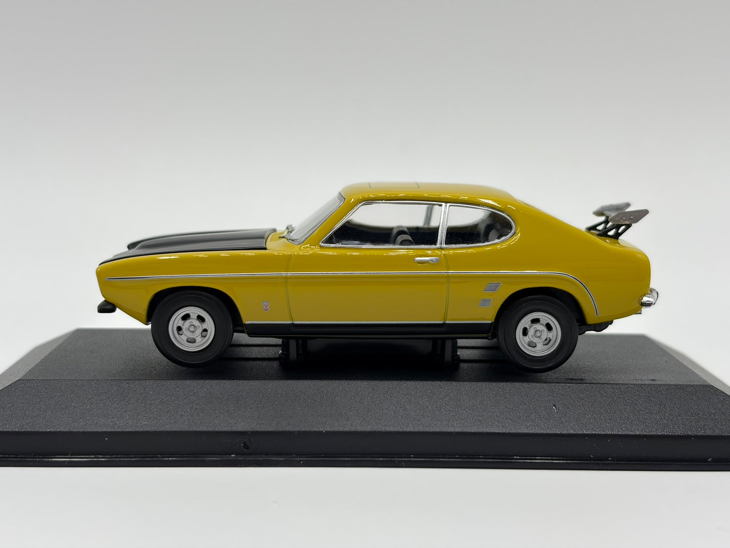 1/43 1974 Ford Capri 3.0 GXL - Richard Hammond / Grand Tour - Corgi Vanguards | Model Car