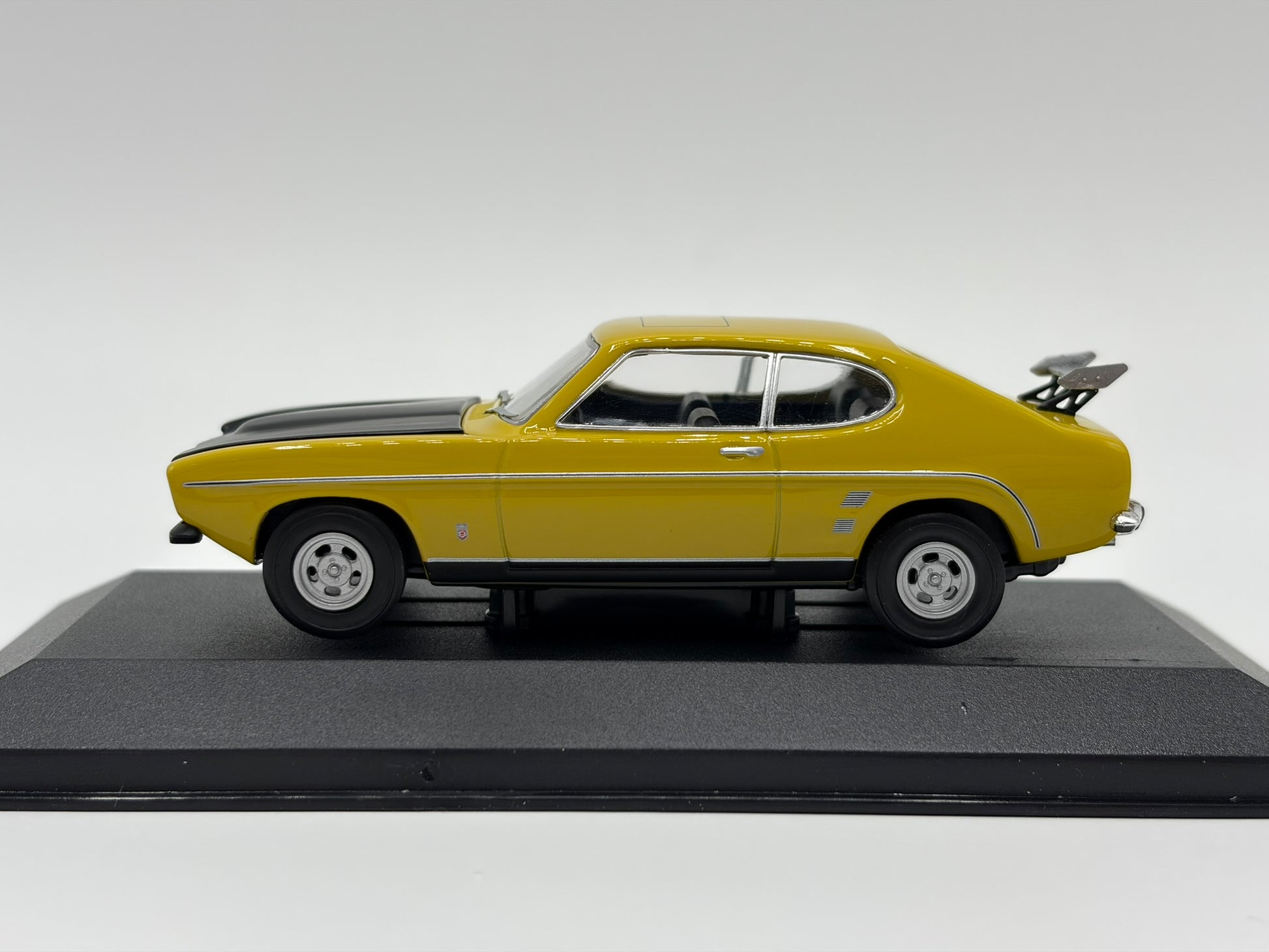 1/43 1974 Ford Capri 3.0 GXL - Richard Hammond / Grand Tour - Corgi Vanguards | Model Car
