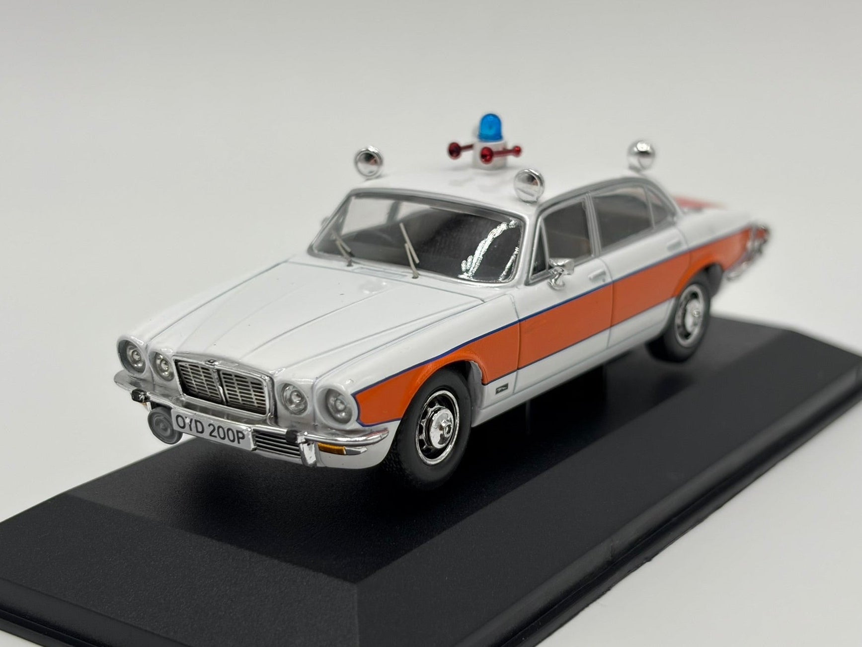 1/43 1976 Jaguar XJ6 Series 2 4.2 litre - Avon Police - Corgi Vanguards | Model Police Car
