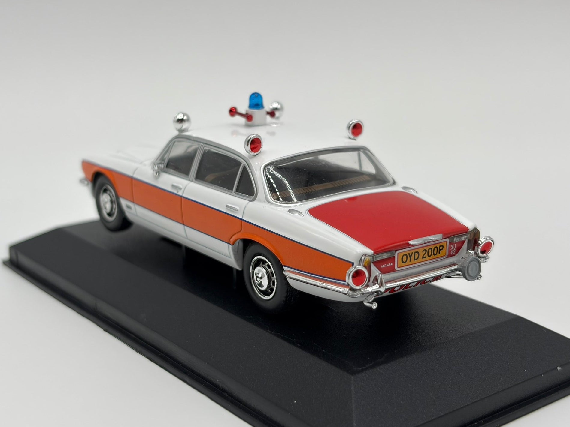 1/43 1976 Jaguar XJ6 Series 2 4.2 litre - Avon Police - Corgi Vanguards | Model Police Car