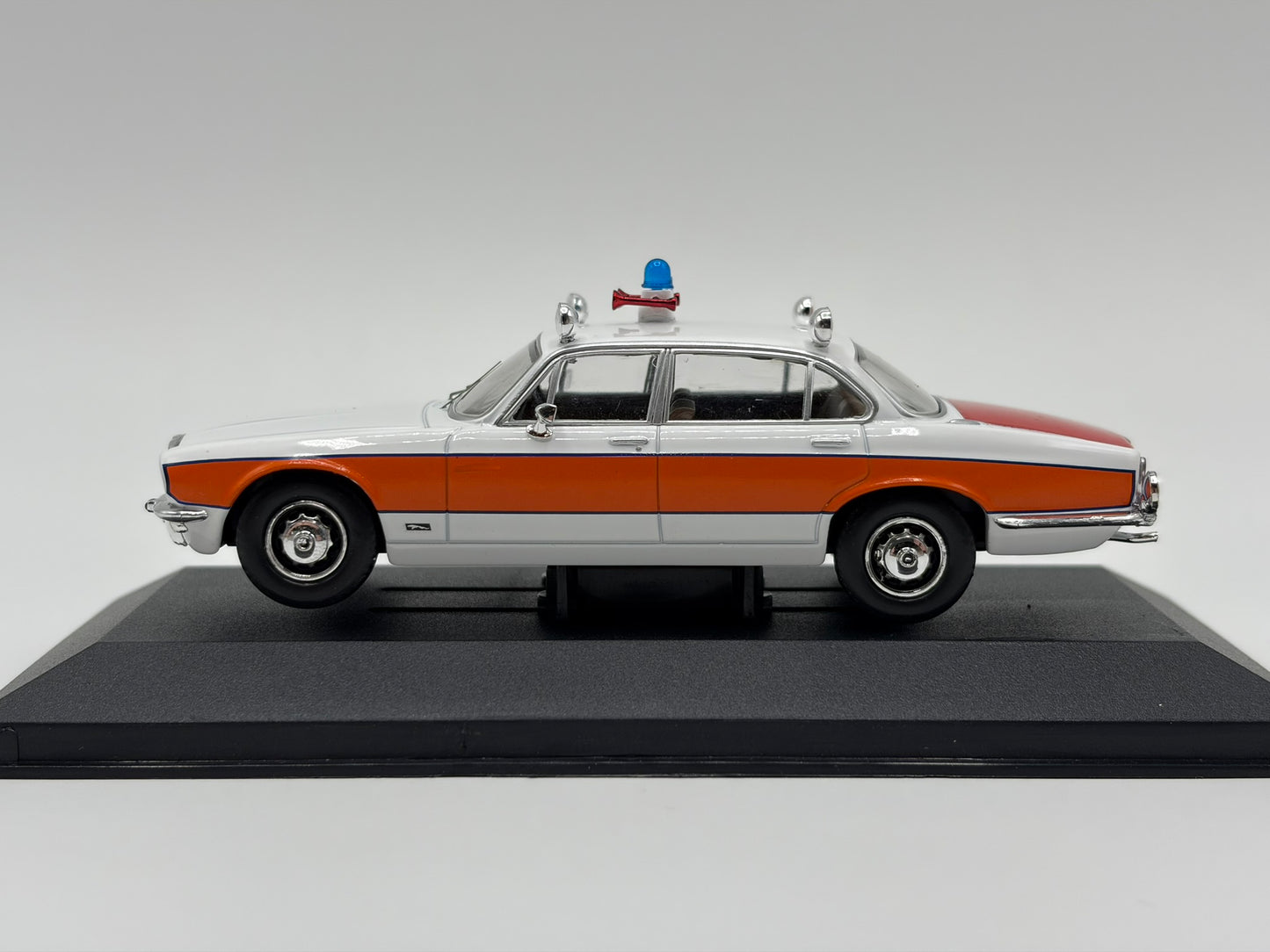 1/43 1976 Jaguar XJ6 Series 2 4.2 litre - Avon Police - Corgi Vanguards | Model Police Car