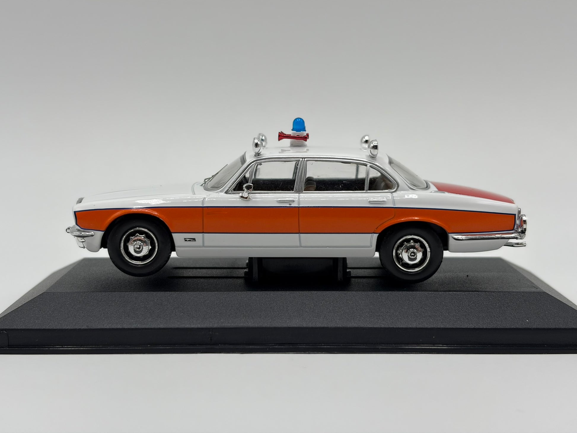 1/43 1976 Jaguar XJ6 Series 2 4.2 litre - Avon Police - Corgi Vanguards | Model Police Car