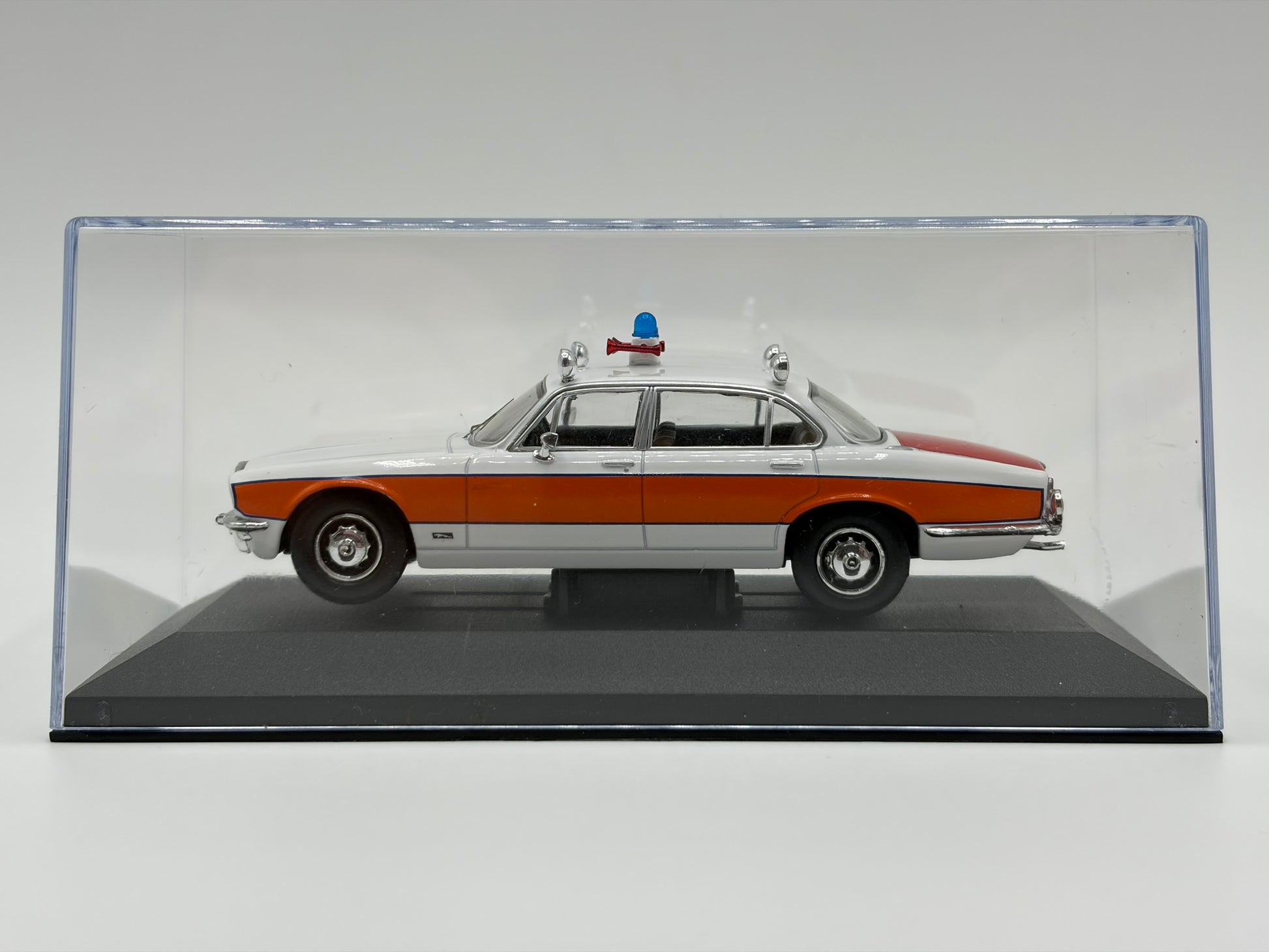 1/43 1976 Jaguar XJ6 Series 2 4.2 litre - Avon Police - Corgi Vanguards | Model Police Car