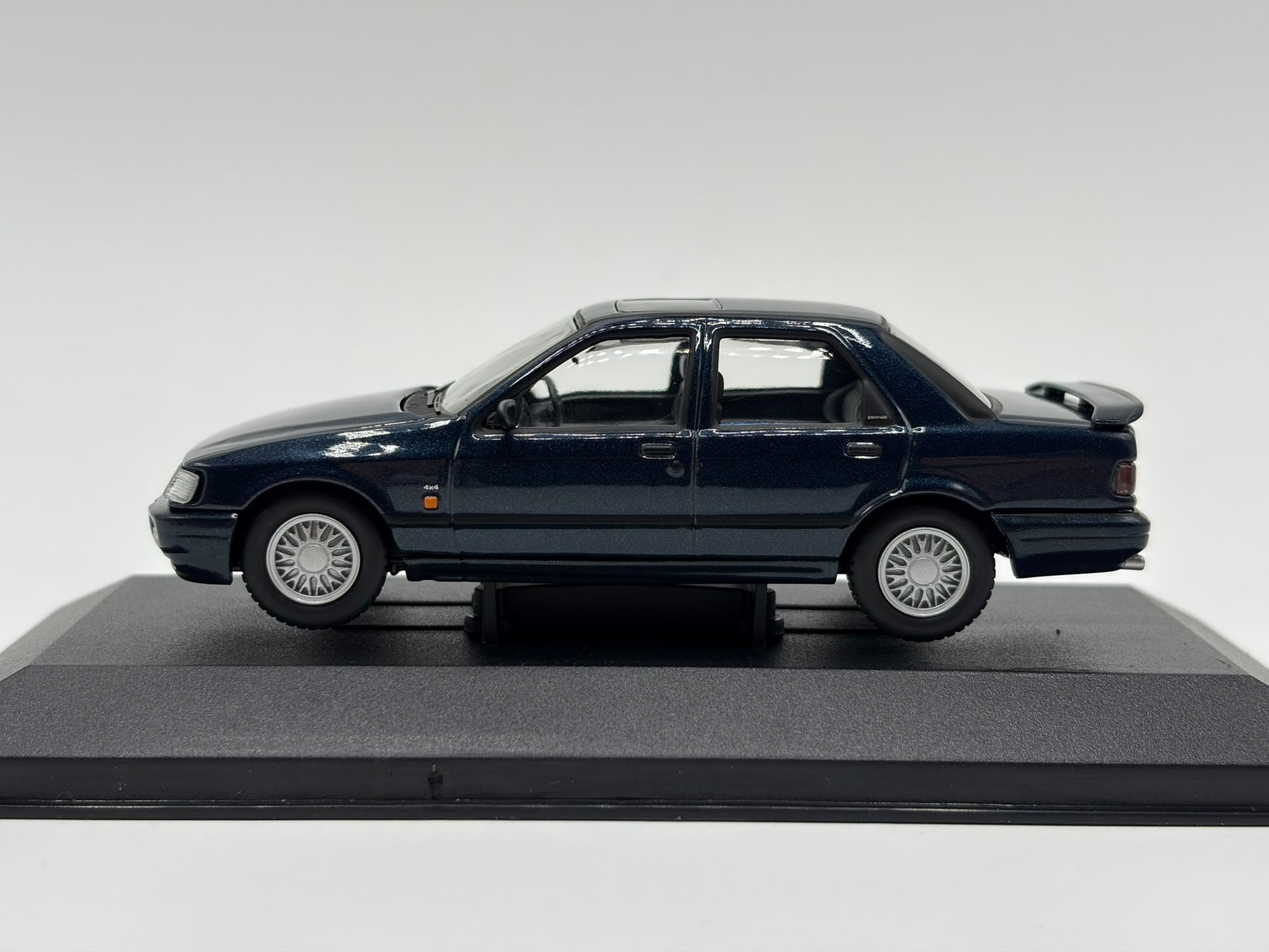 1/43 1993 Ford Sierra Sapphire RS Cosworth - Mallard Green | Corgi Vanguards | Model Car
