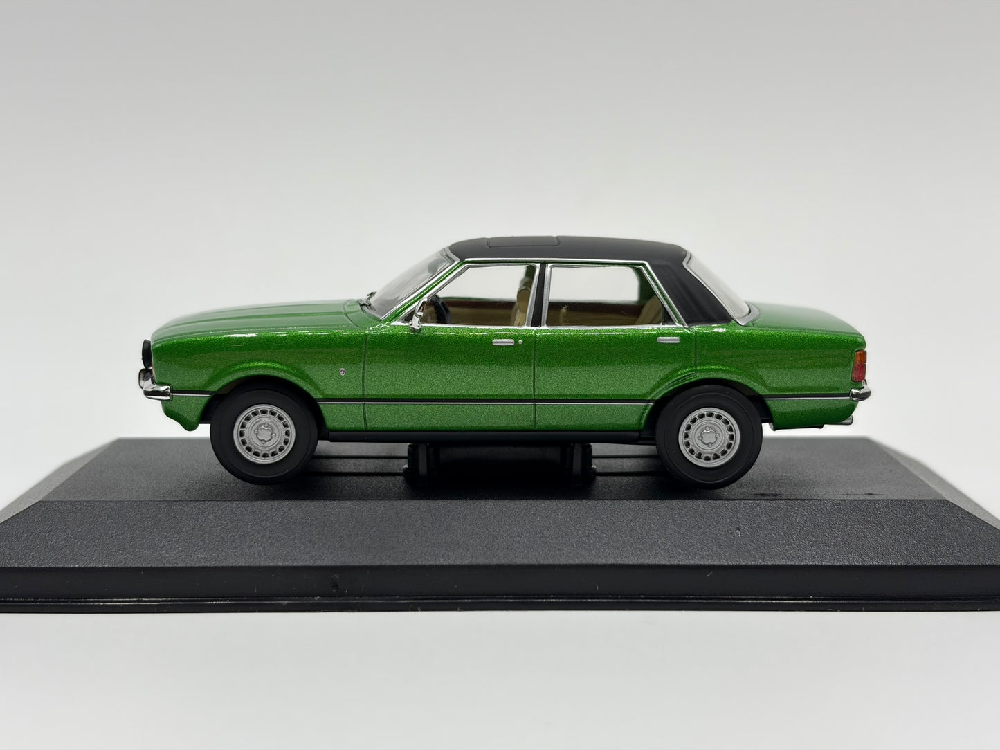 1/43 1977 Ford Cortina 2.3 Ghia Mk4 - Regency Green | Corgi Vanguards | Model Car
