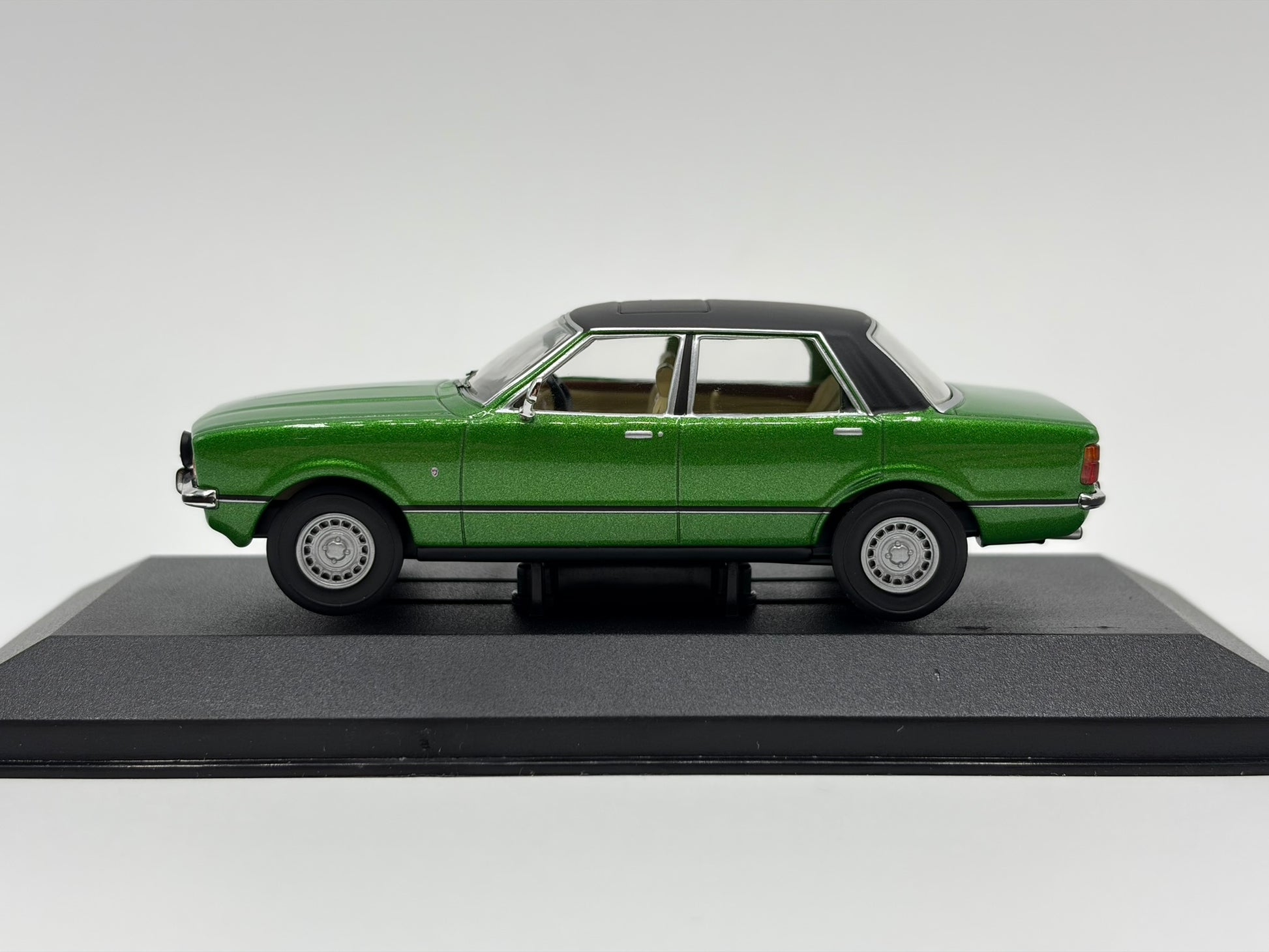 1/43 1977 Ford Cortina 2.3 Ghia Mk4 - Regency Green | Corgi Vanguards | Model Car