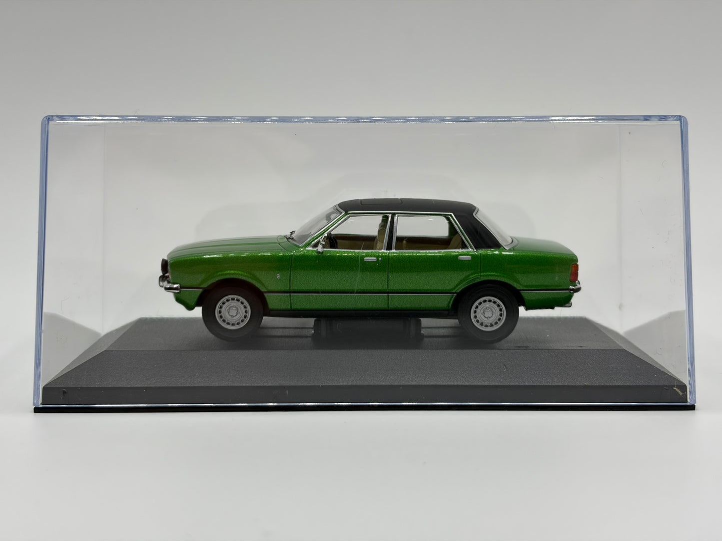 1/43 1977 Ford Cortina 2.3 Ghia Mk4 - Regency Green | Corgi Vanguards | Model Car