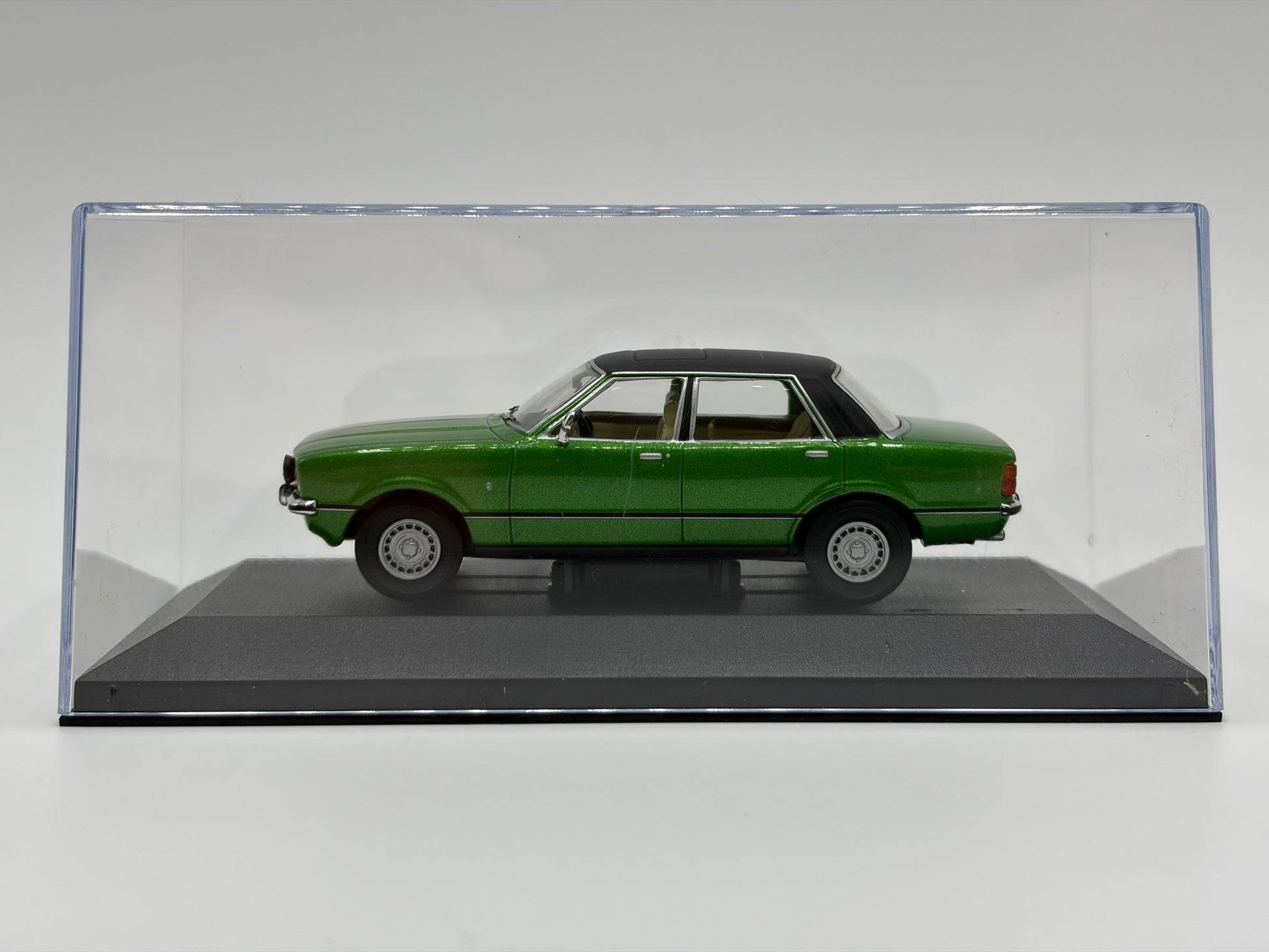 1/43 1977 Ford Cortina 2.3 Ghia Mk4 - Regency Green | Corgi Vanguards | Model Car