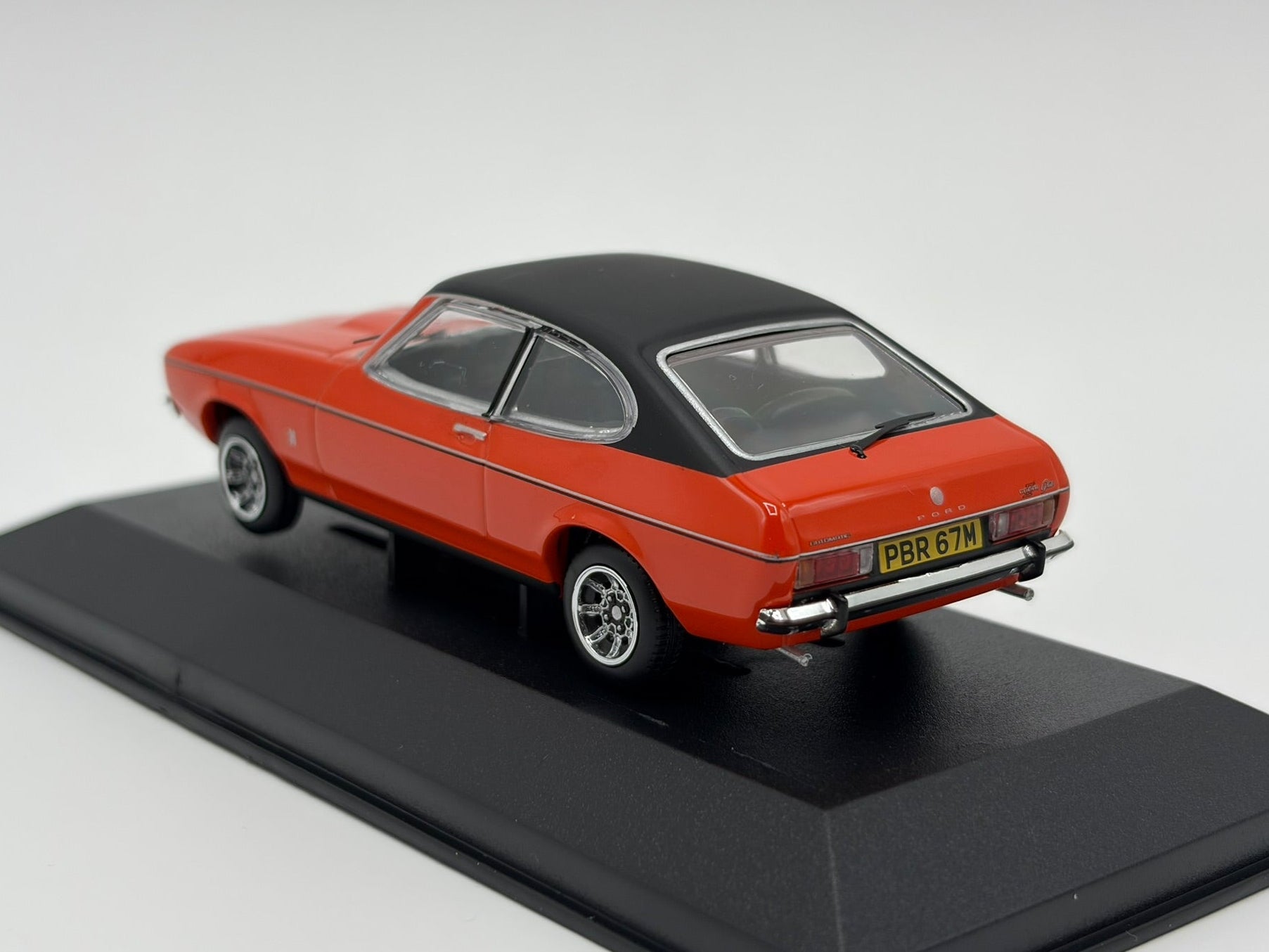 1/43 1974 Ford Capri 3.0 Ghia Mk2 - Corgi Vanguards | Model Car