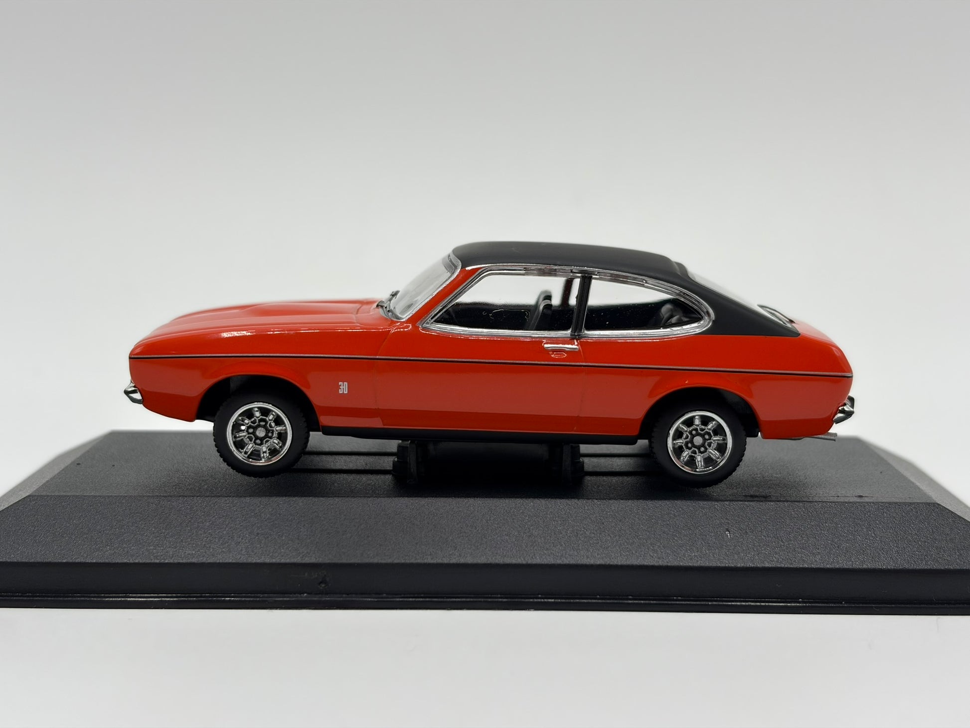 1/43 1974 Ford Capri 3.0 Ghia Mk2 - Corgi Vanguards | Model Car
