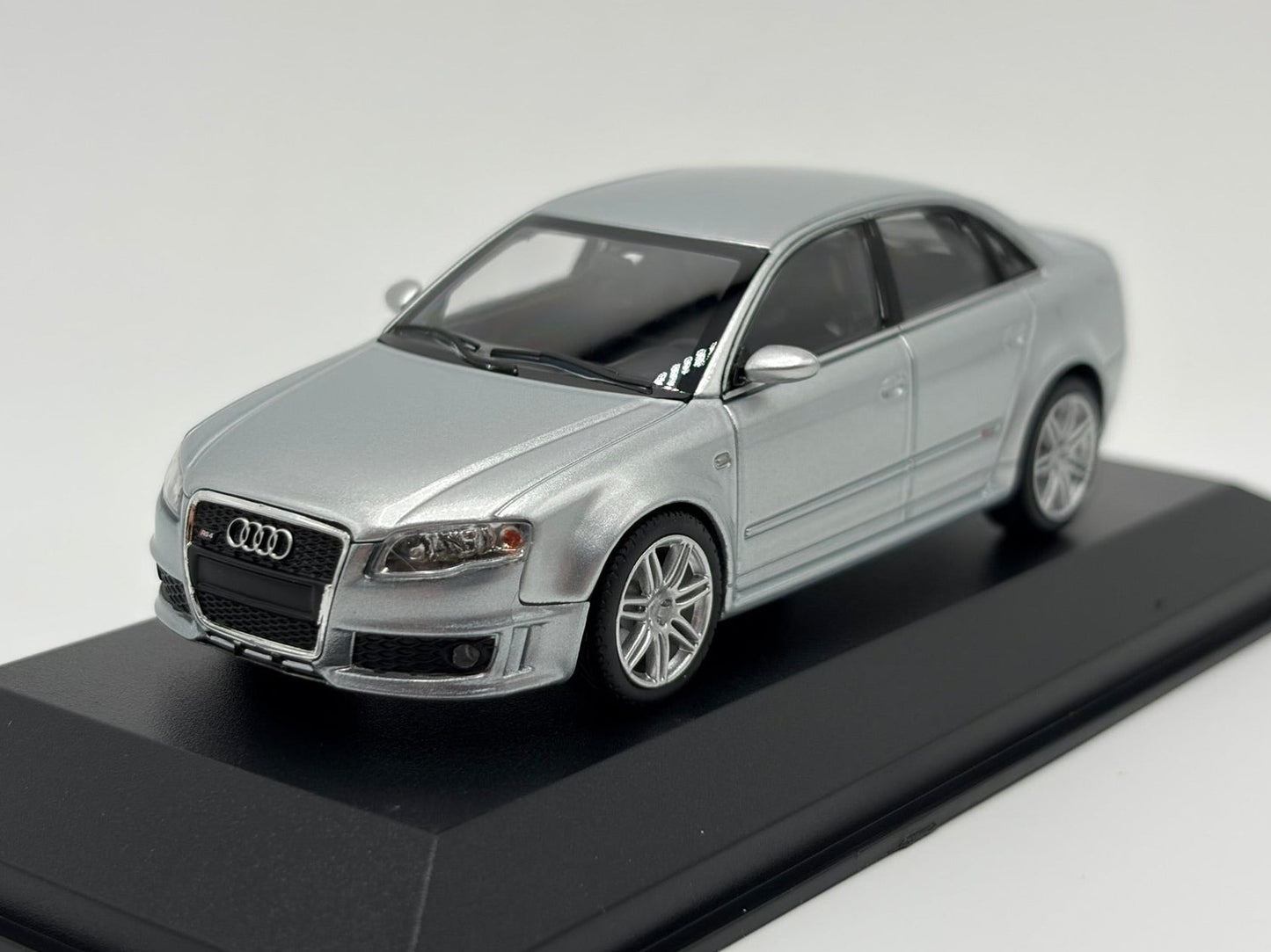 1/43 2004 Audi RS4 - Maxichamps | Model Car