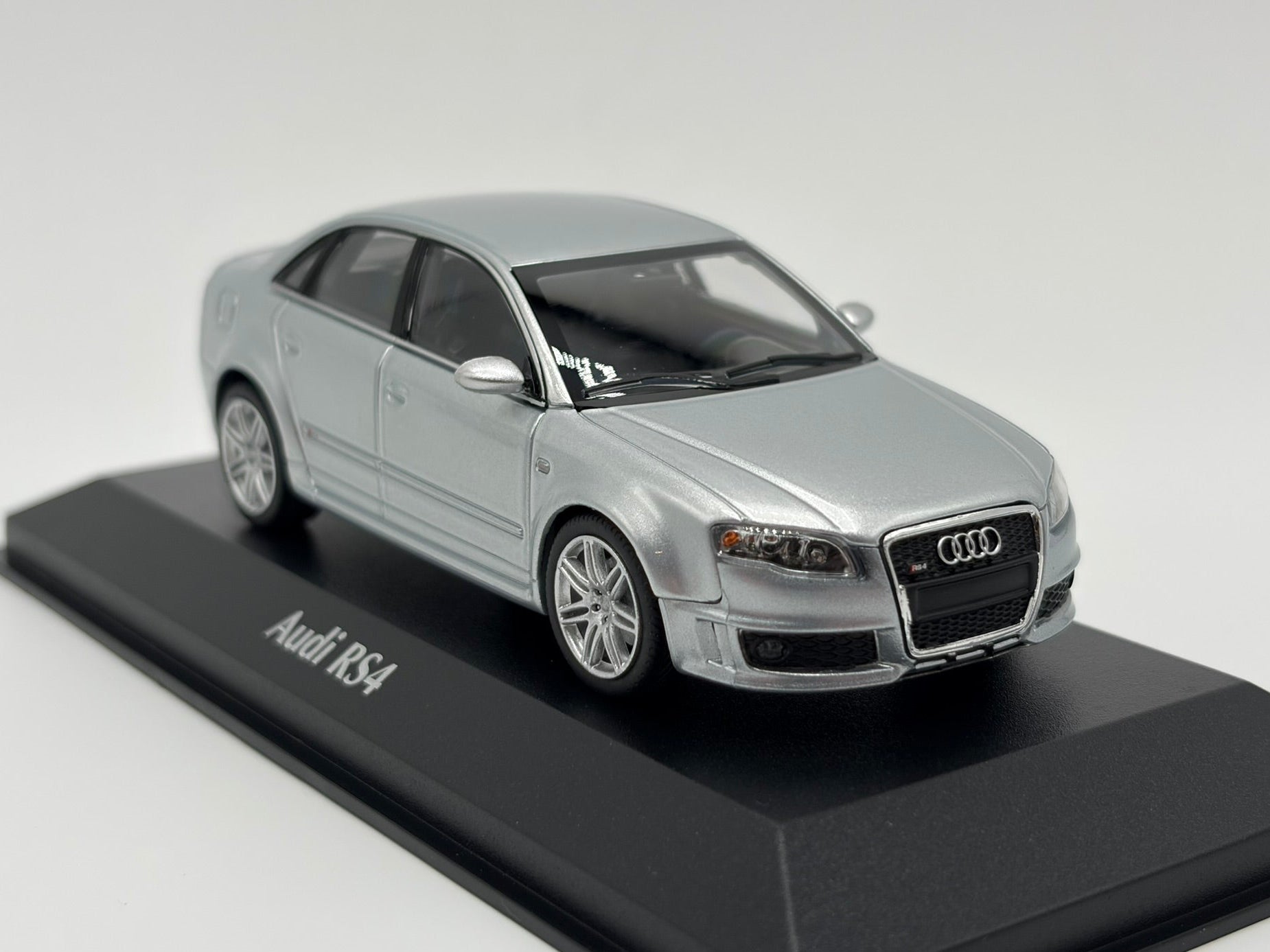 1/43 2004 Audi RS4 - Maxichamps | Model Car
