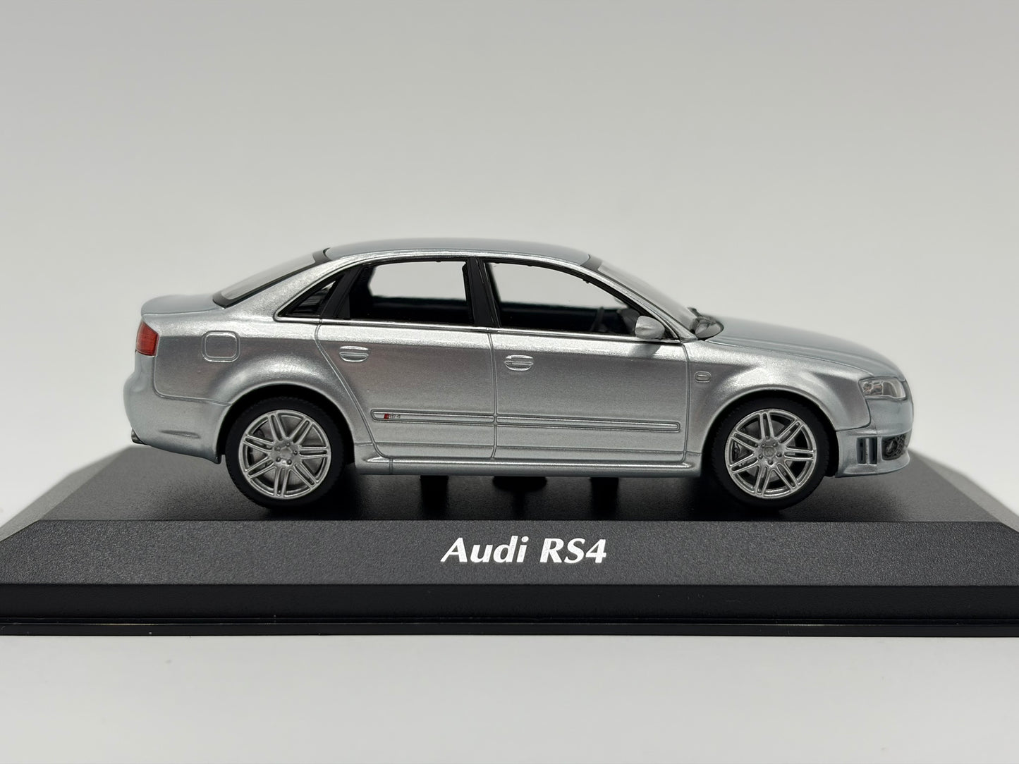 1/43 2004 Audi RS4 - Maxichamps | Model Car