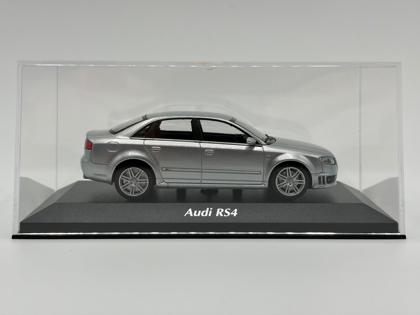 1/43 2004 Audi RS4 - Maxichamps | Model Car