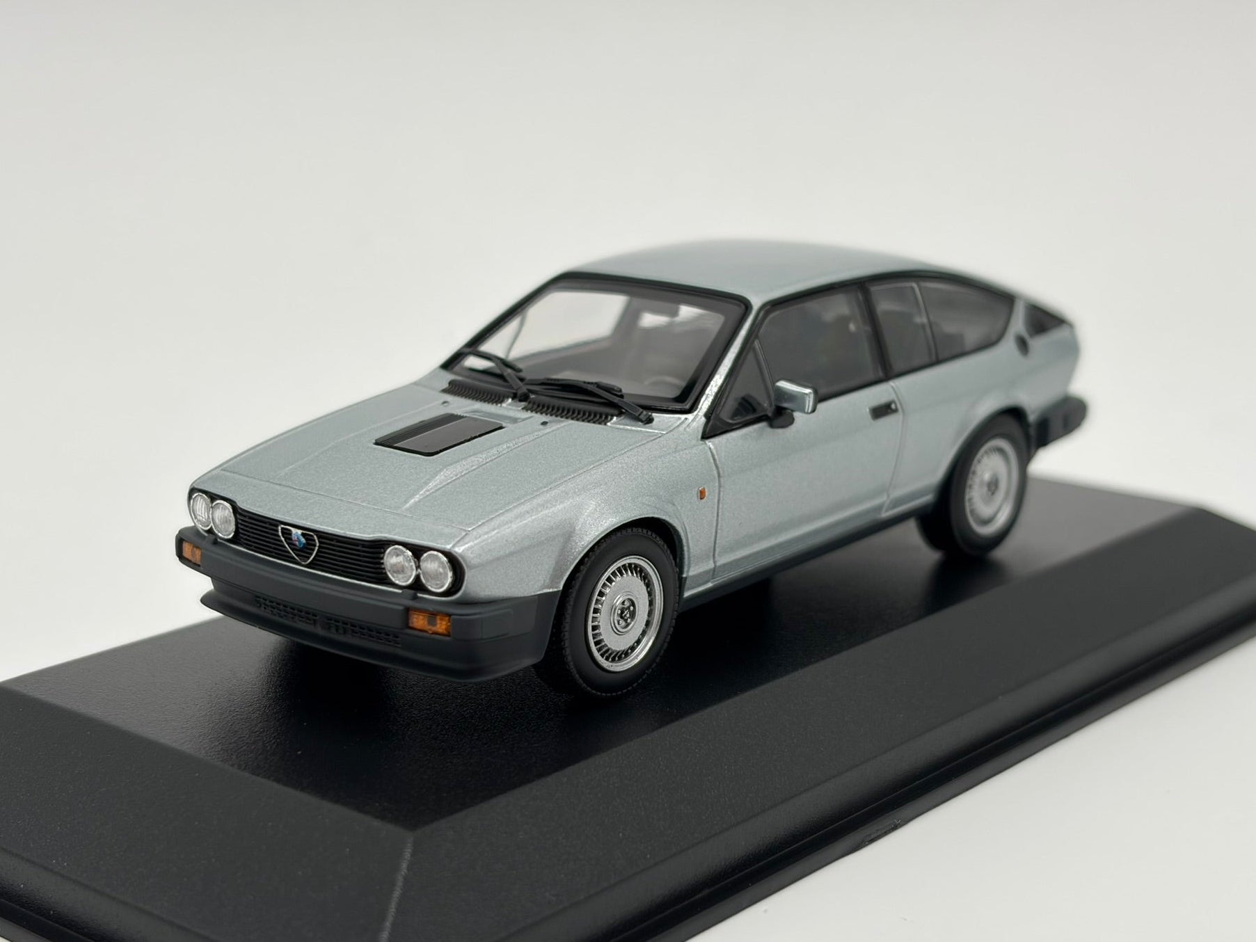 1/43 1983 Alfa Romeo GTV6 - Maxichamps | Model Car