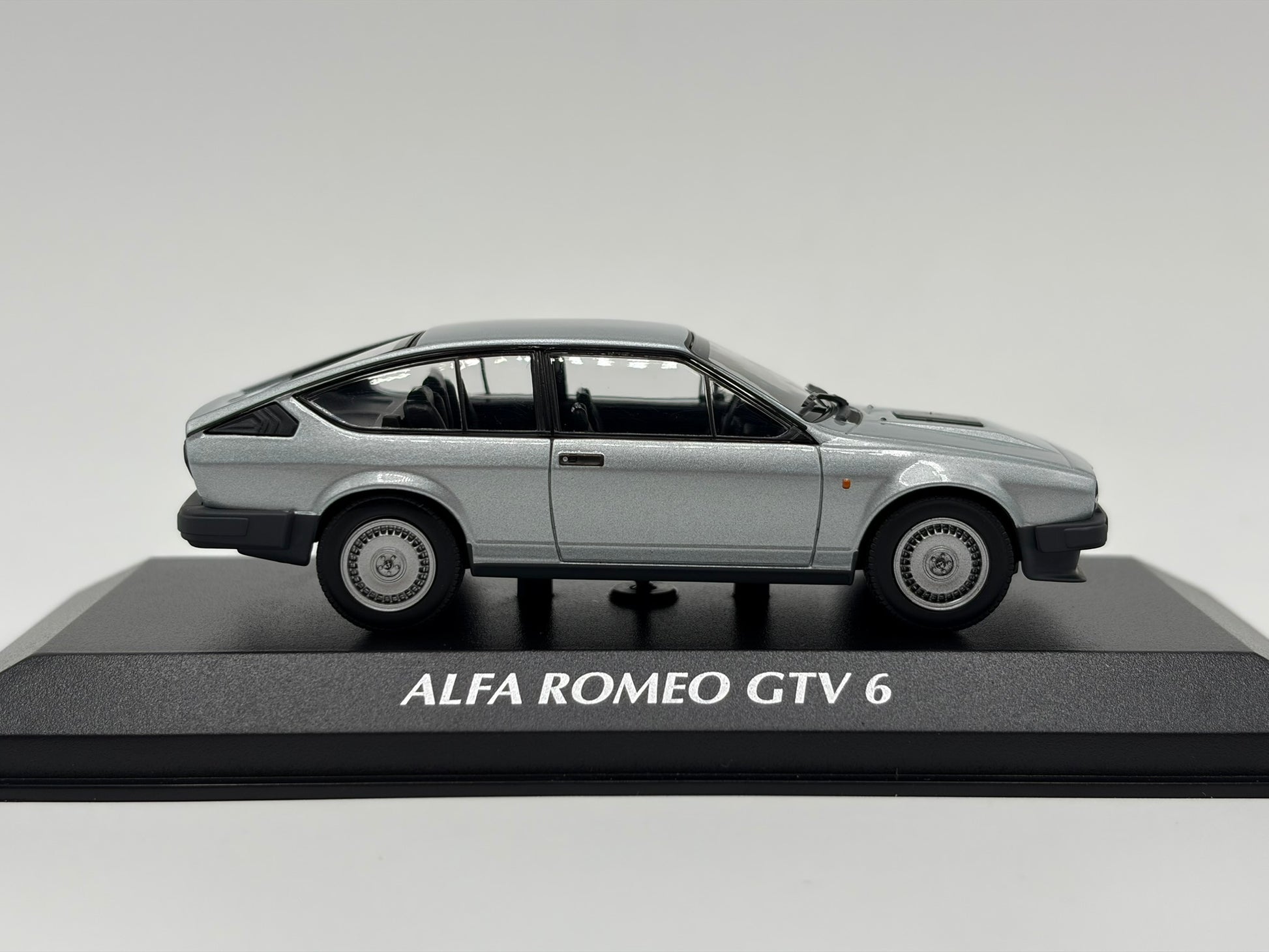 1/43 1983 Alfa Romeo GTV6 - Maxichamps | Model Car