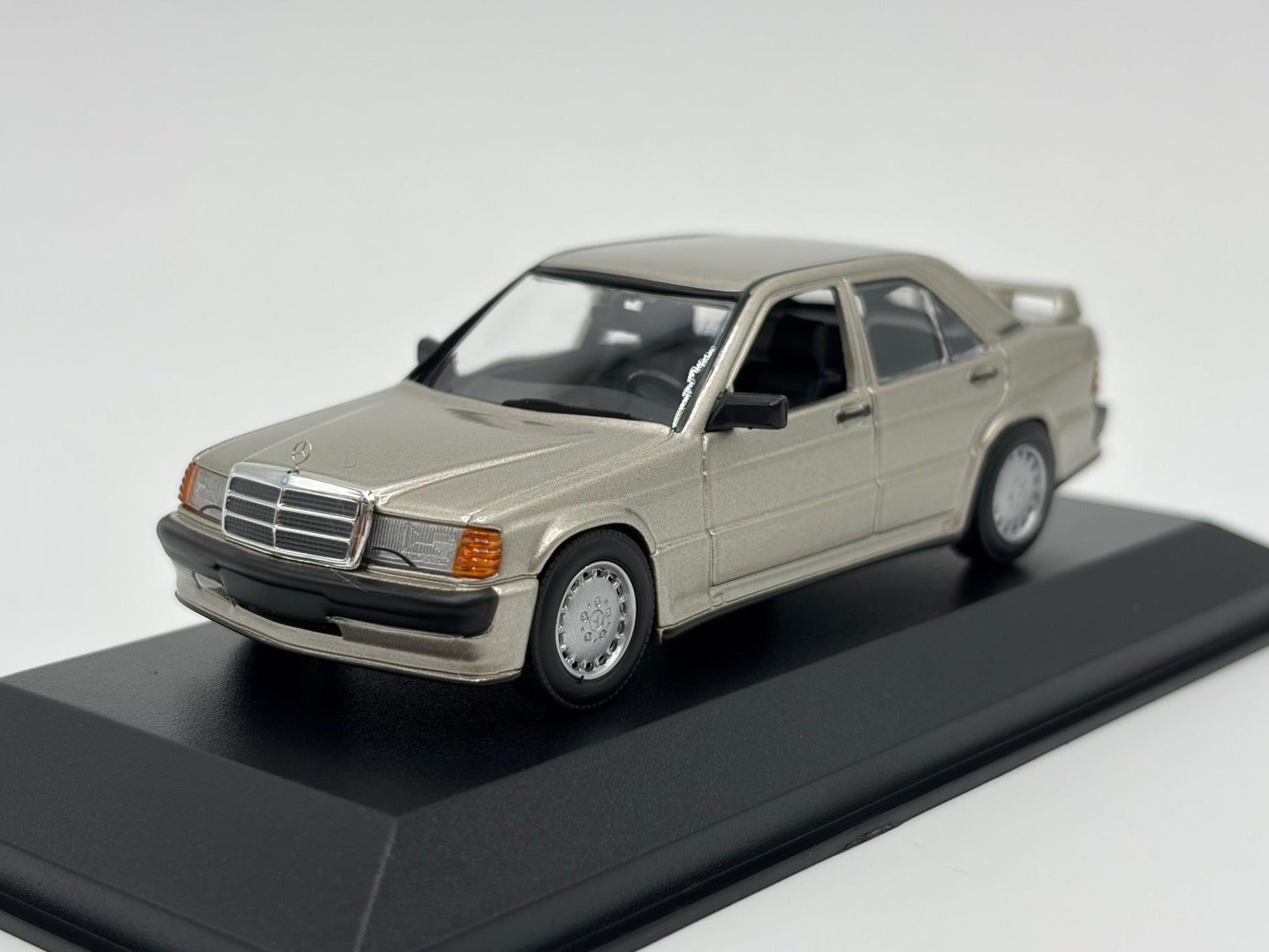 1/43 1984 Mercedes-Benz 190E 2.3-16 - Maxichamps | Model Car