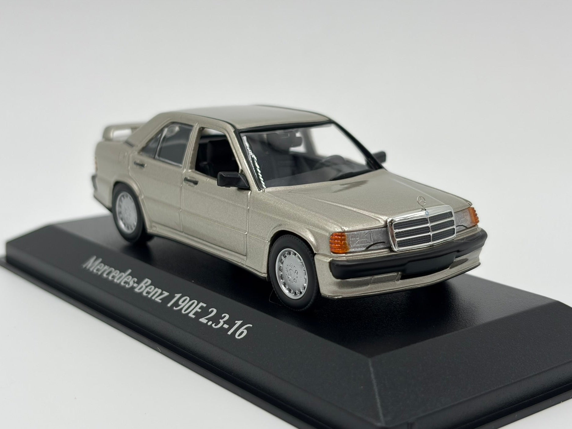 1/43 1984 Mercedes-Benz 190E 2.3-16 - Maxichamps | Model Car