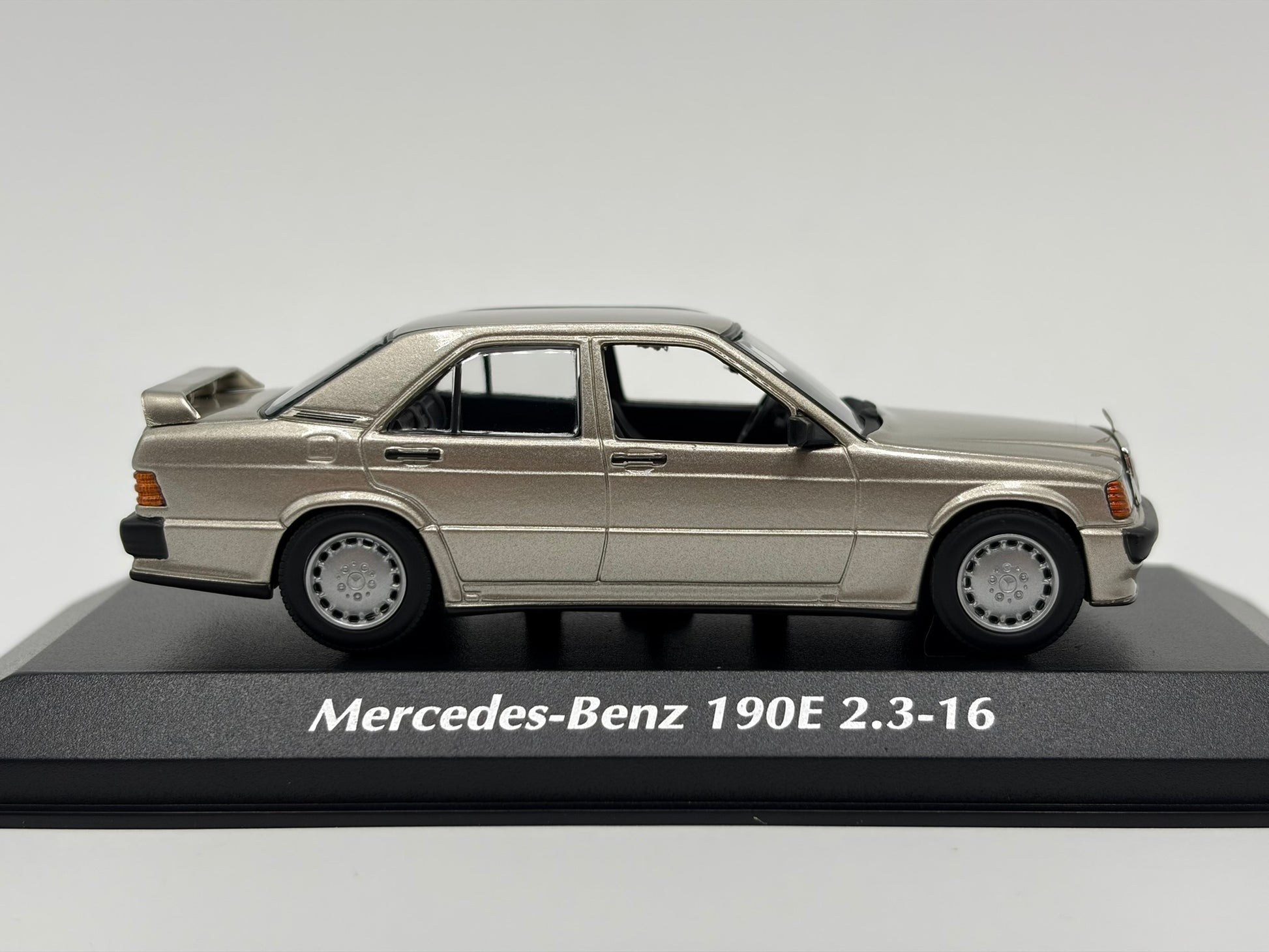 1/43 1984 Mercedes-Benz 190E 2.3-16 - Maxichamps | Model Car