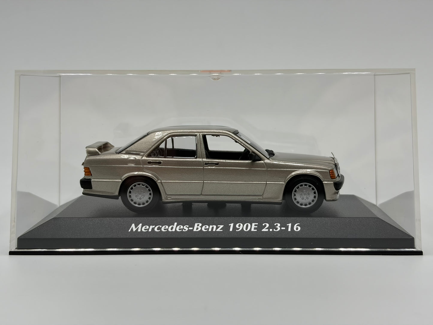 1/43 1984 Mercedes-Benz 190E 2.3-16 - Maxichamps | Model Car