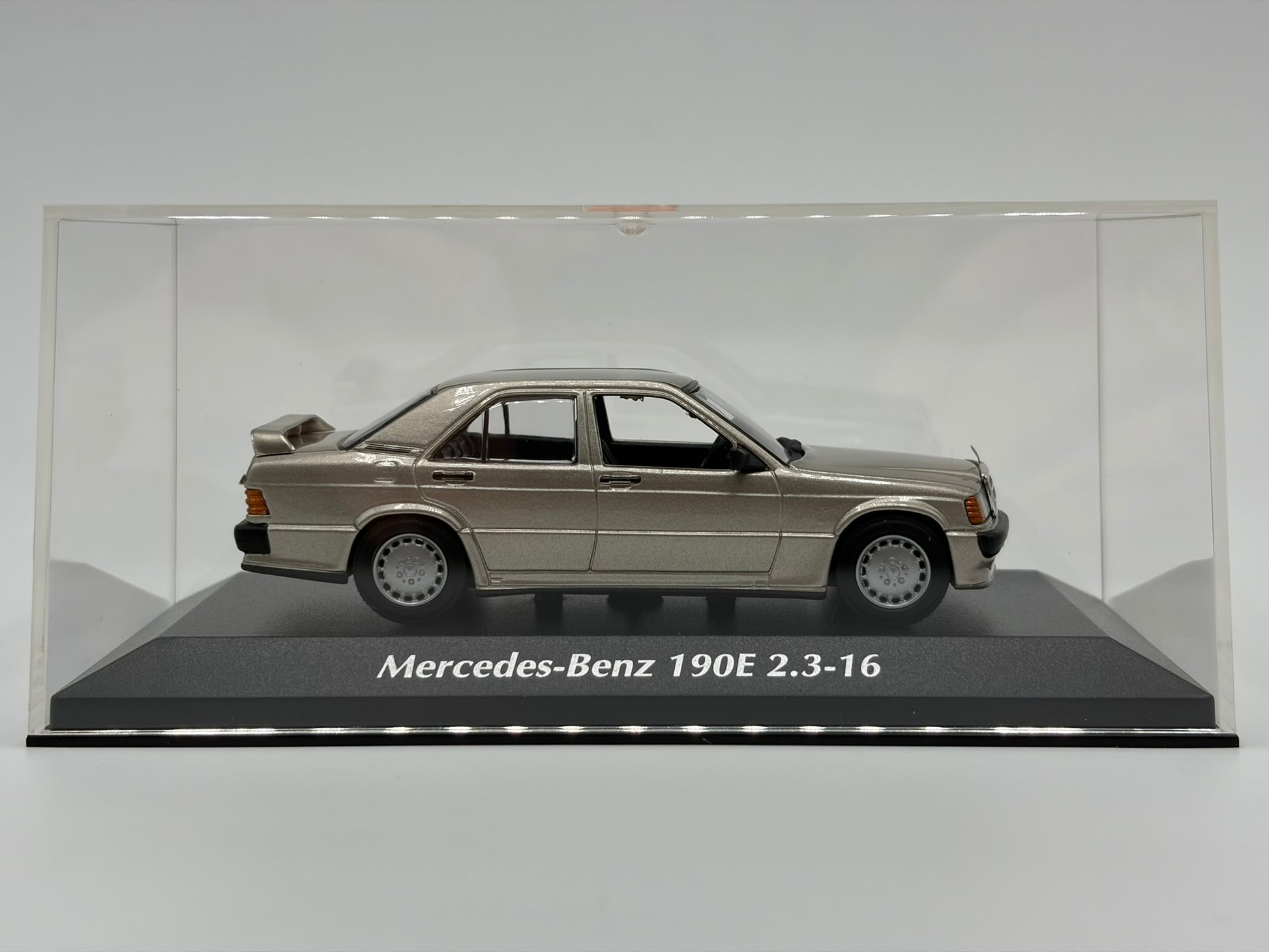 1/43 1984 Mercedes-Benz 190E 2.3-16 - Maxichamps | Model Car