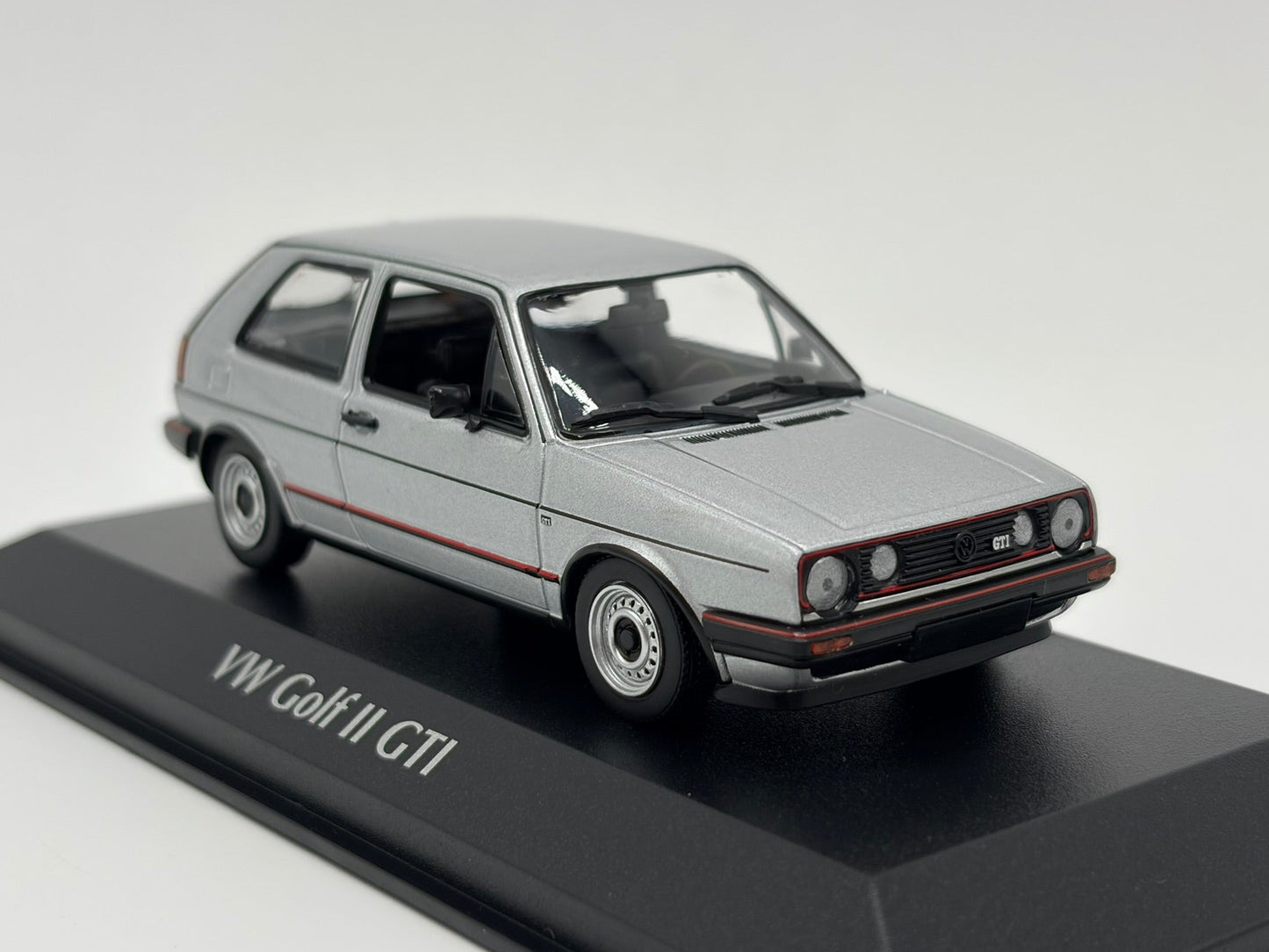 1/43 1985 Volkswagen Golf GTI - Maxichamps | Model Car