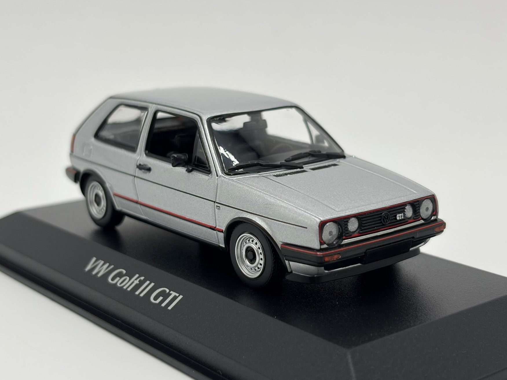 1/43 1985 Volkswagen Golf GTI - Maxichamps | Model Car