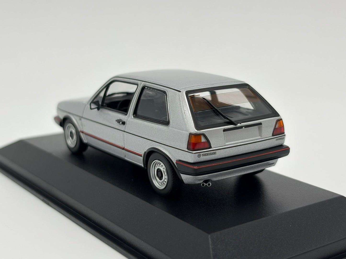 1/43 1985 Volkswagen Golf GTI - Maxichamps | Model Car