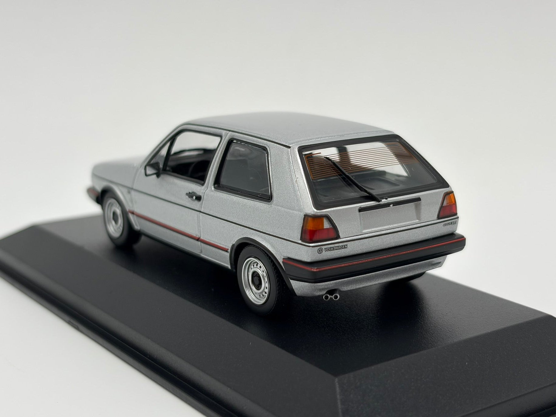 1/43 1985 Volkswagen Golf GTI - Maxichamps | Model Car