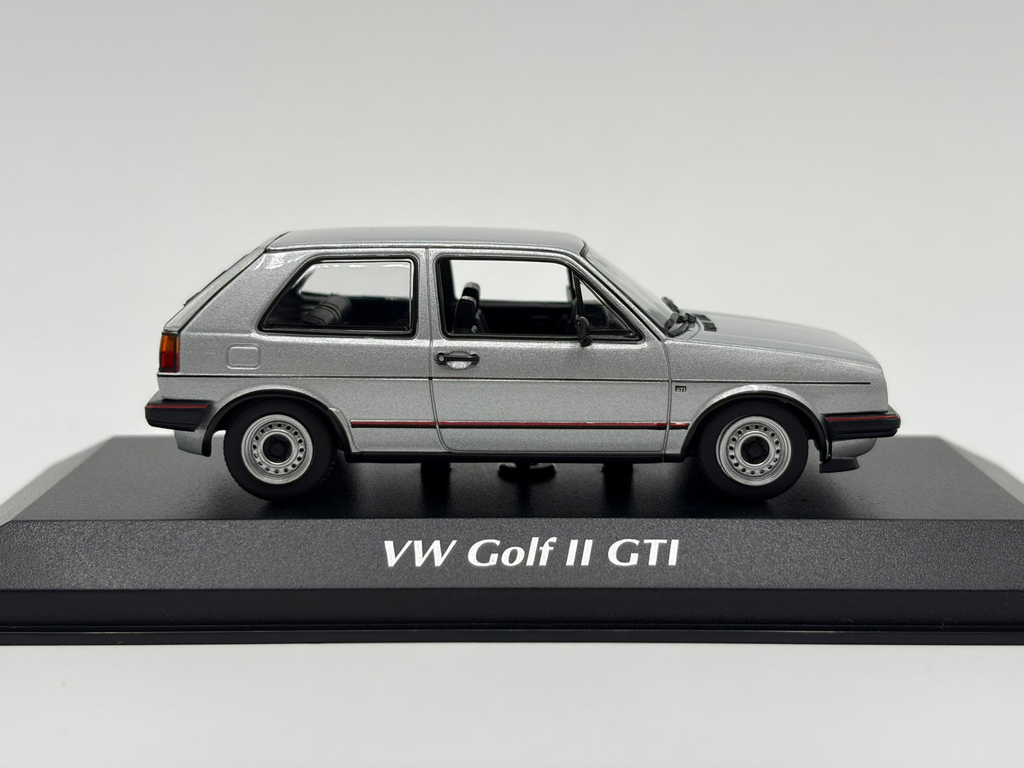 1/43 1985 Volkswagen Golf GTI - Maxichamps | Model Car