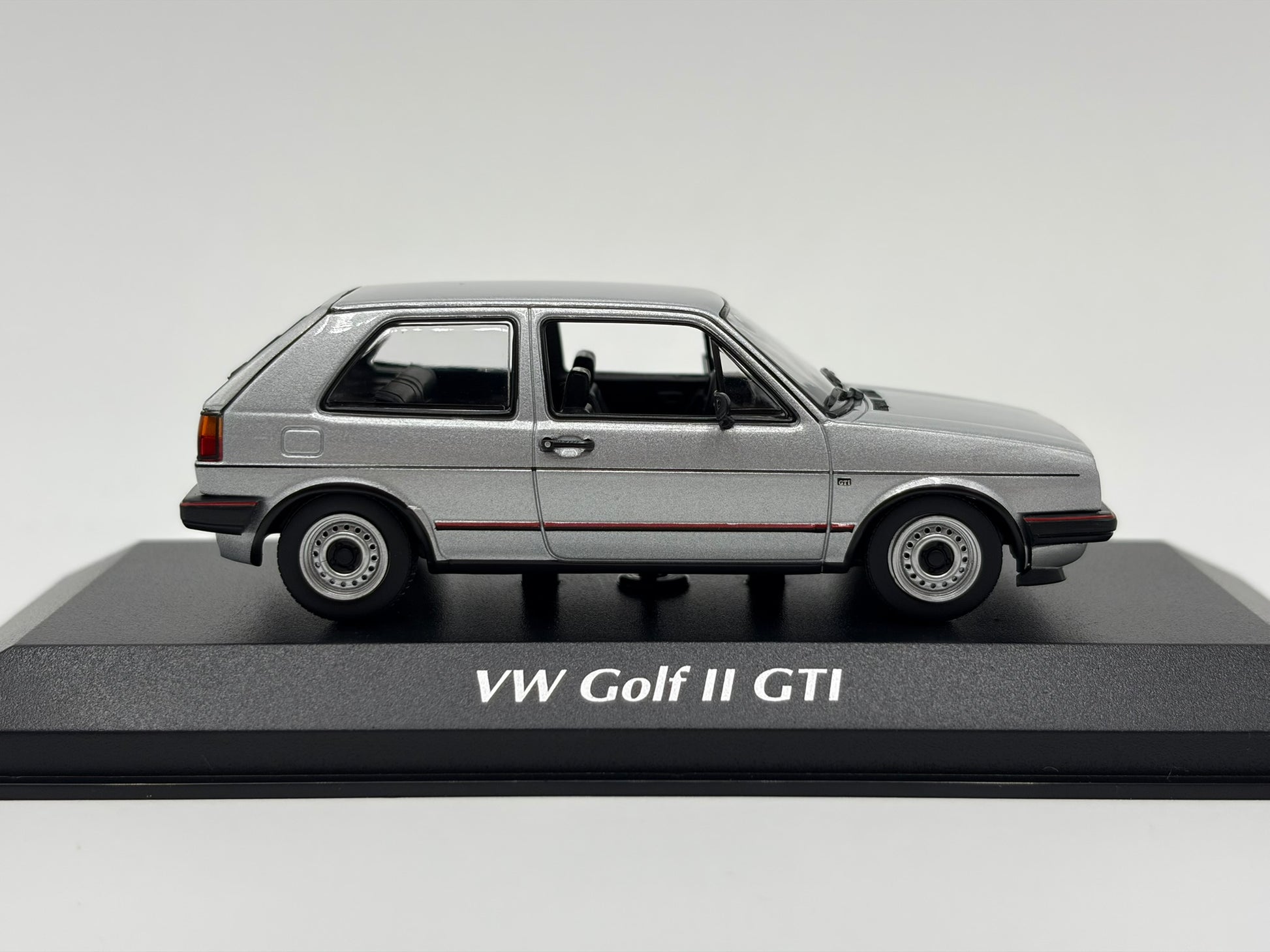 1/43 1985 Volkswagen Golf GTI - Maxichamps | Model Car