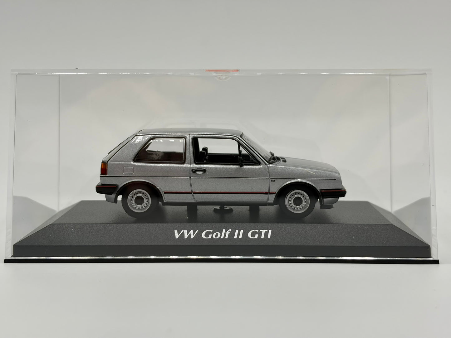 1/43 1985 Volkswagen Golf GTI - Maxichamps | Model Car