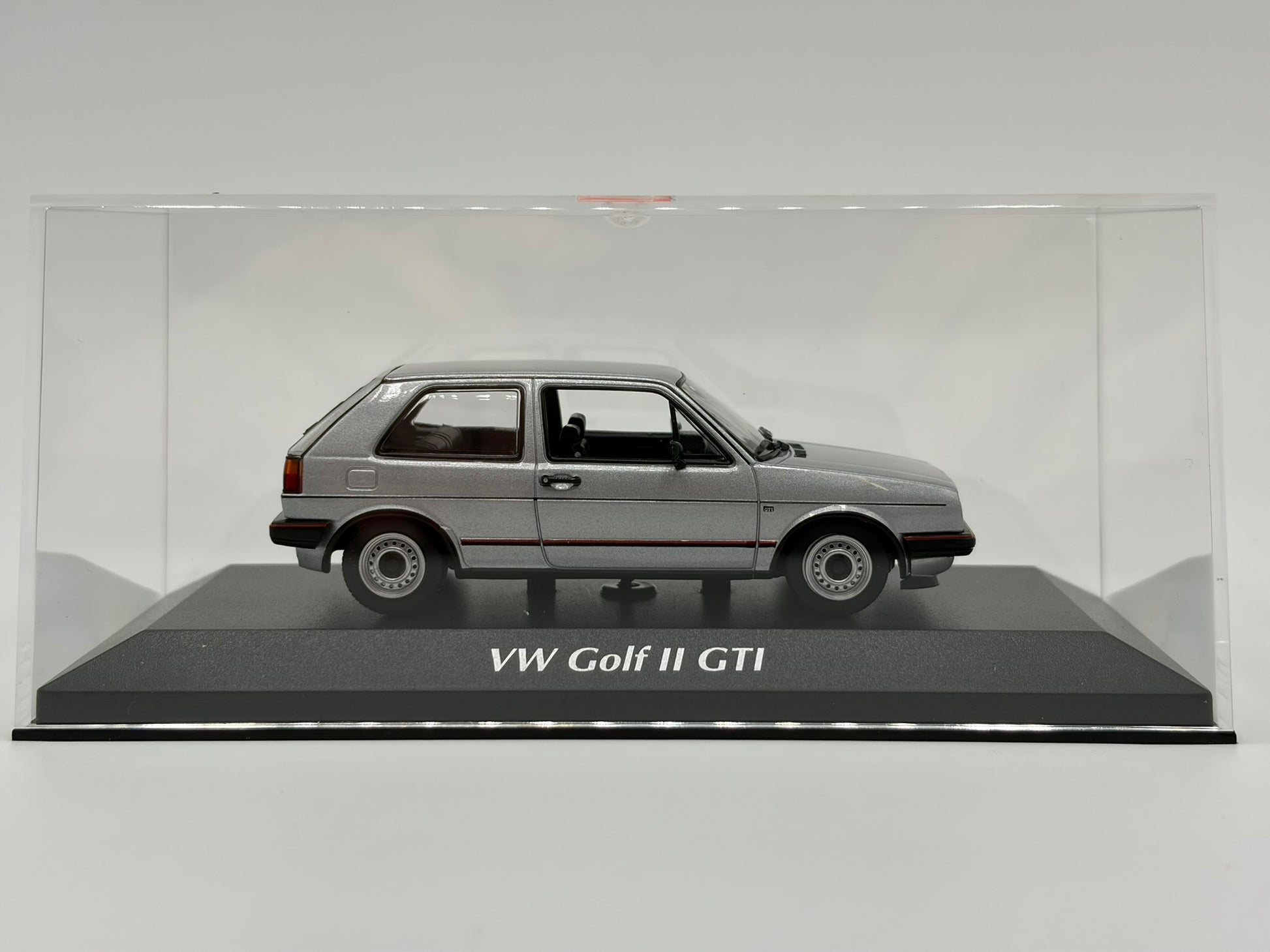 1/43 1985 Volkswagen Golf GTI - Maxichamps | Model Car