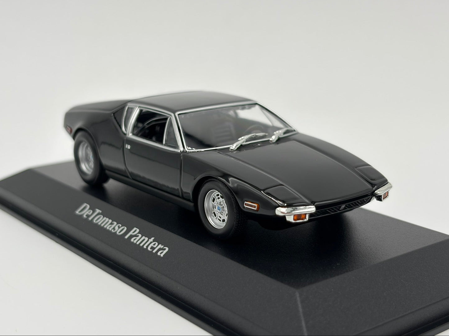 1/43 1972 De Tomaso Pantera - Maxichamps | Model Car