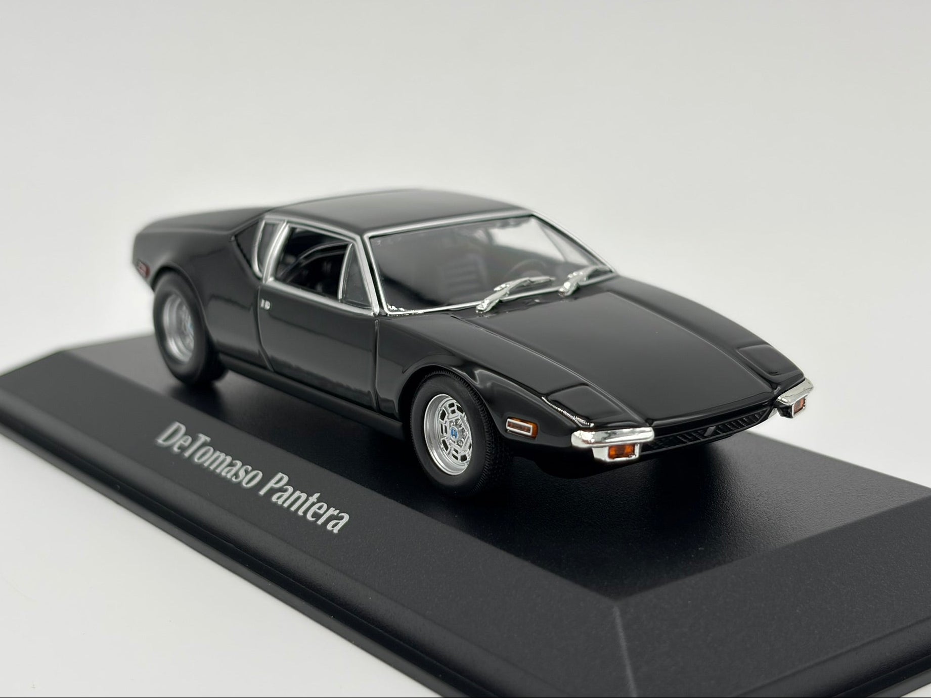 1/43 1972 De Tomaso Pantera - Maxichamps | Model Car