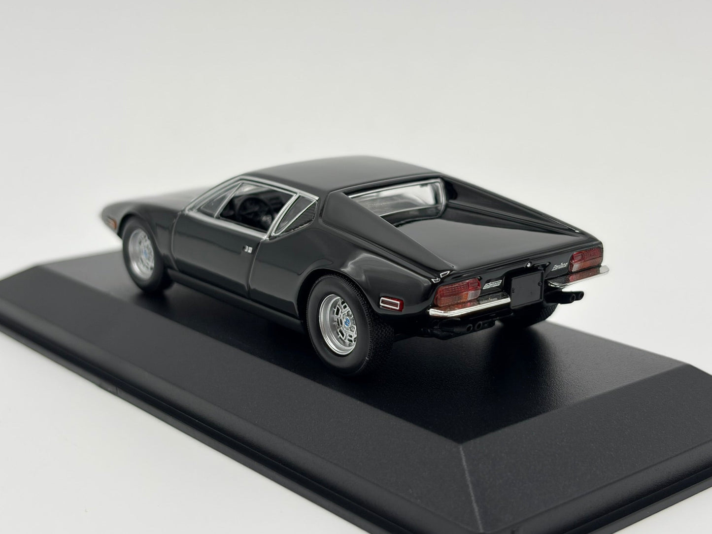 1/43 1972 De Tomaso Pantera - Maxichamps | Model Car