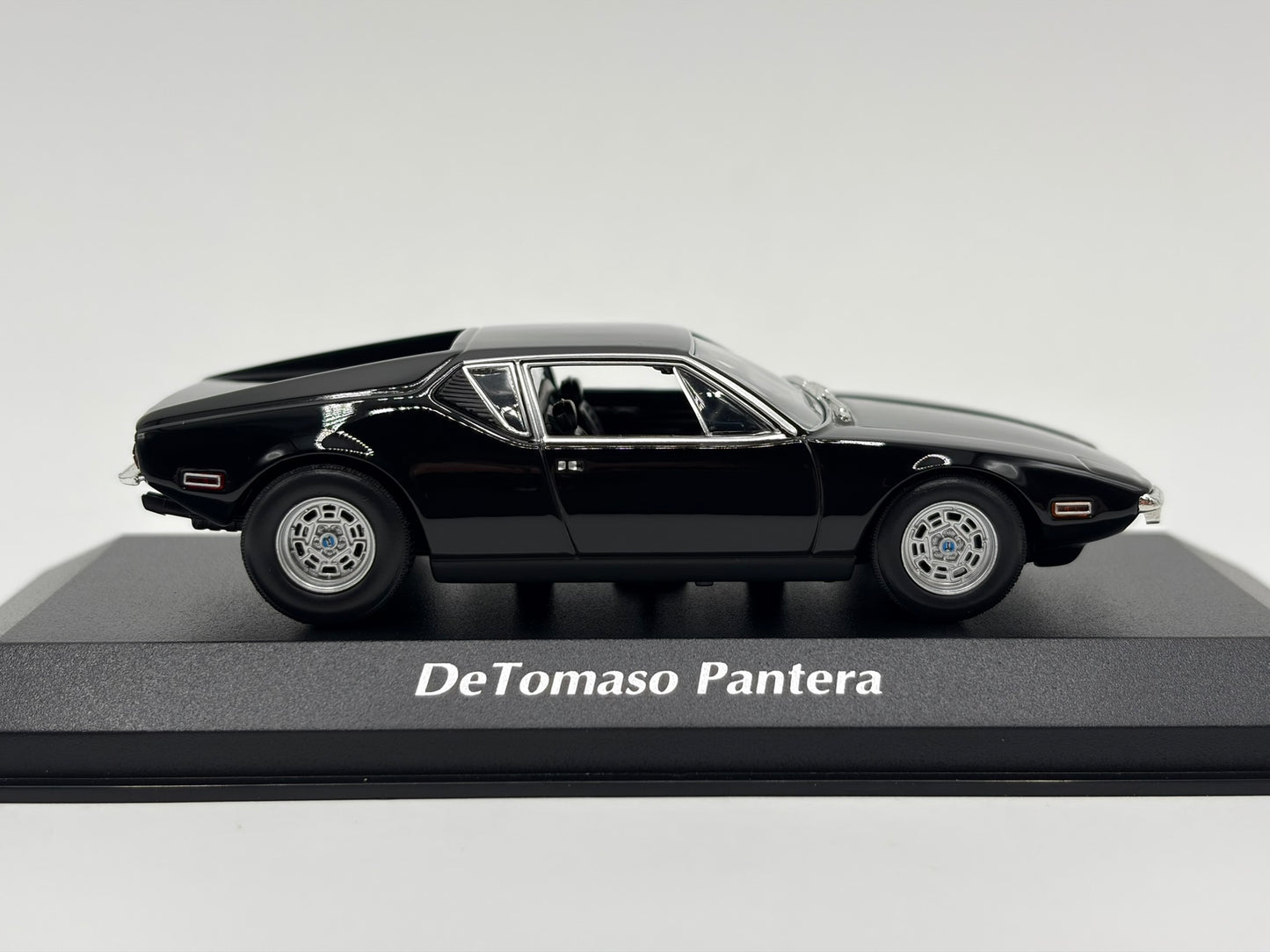 1/43 1972 De Tomaso Pantera - Maxichamps | Model Car