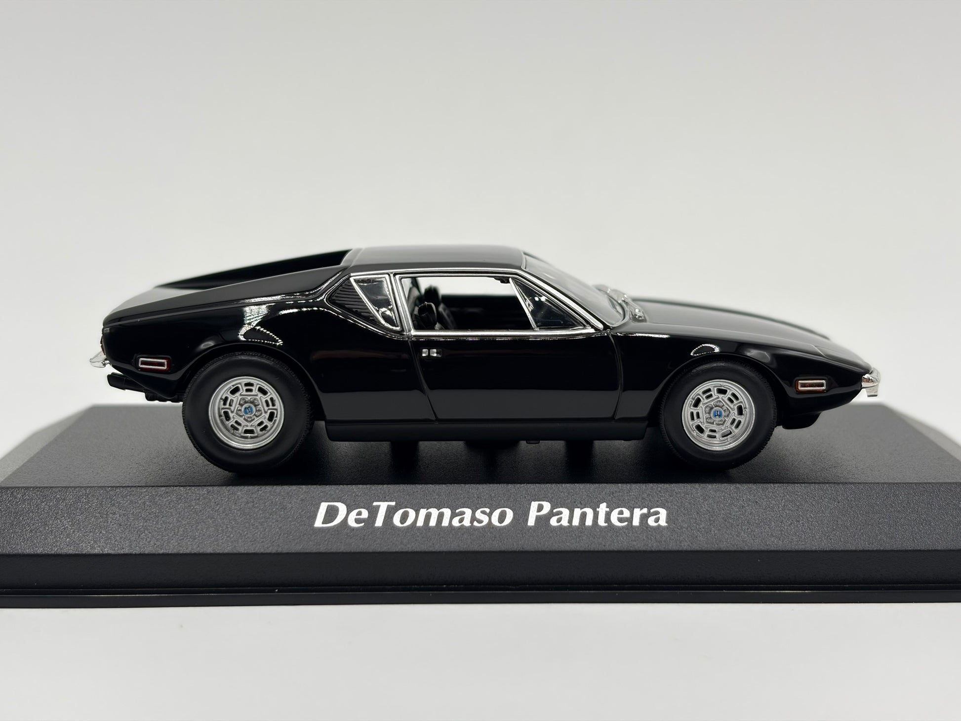 1/43 1972 De Tomaso Pantera - Maxichamps | Model Car
