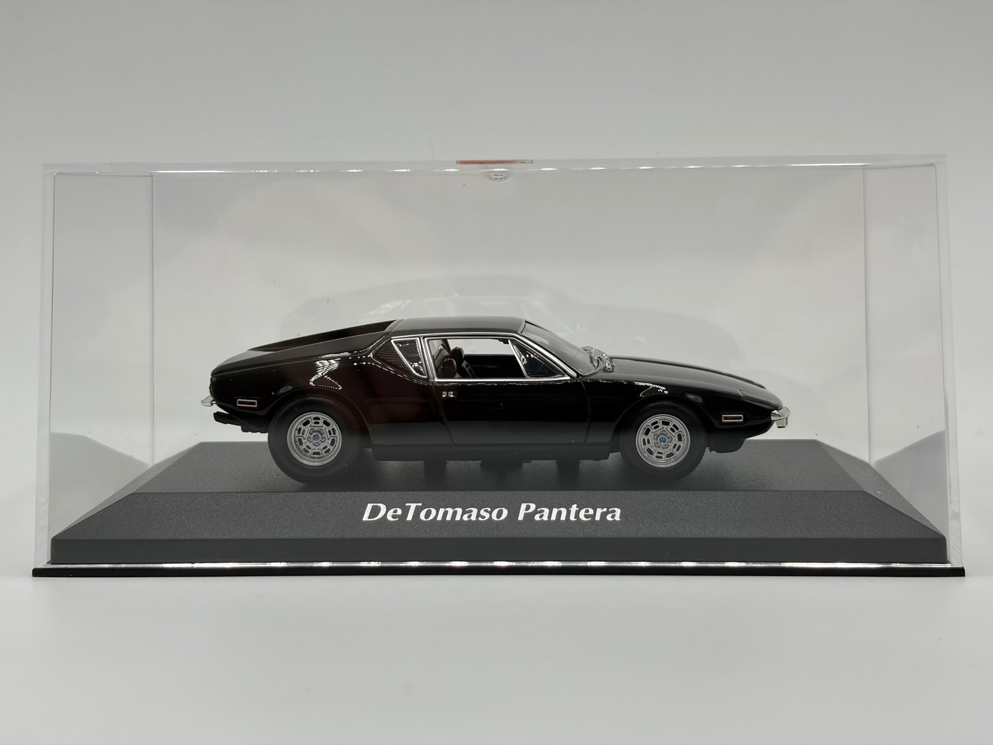 1/43 1972 De Tomaso Pantera - Maxichamps | Model Car