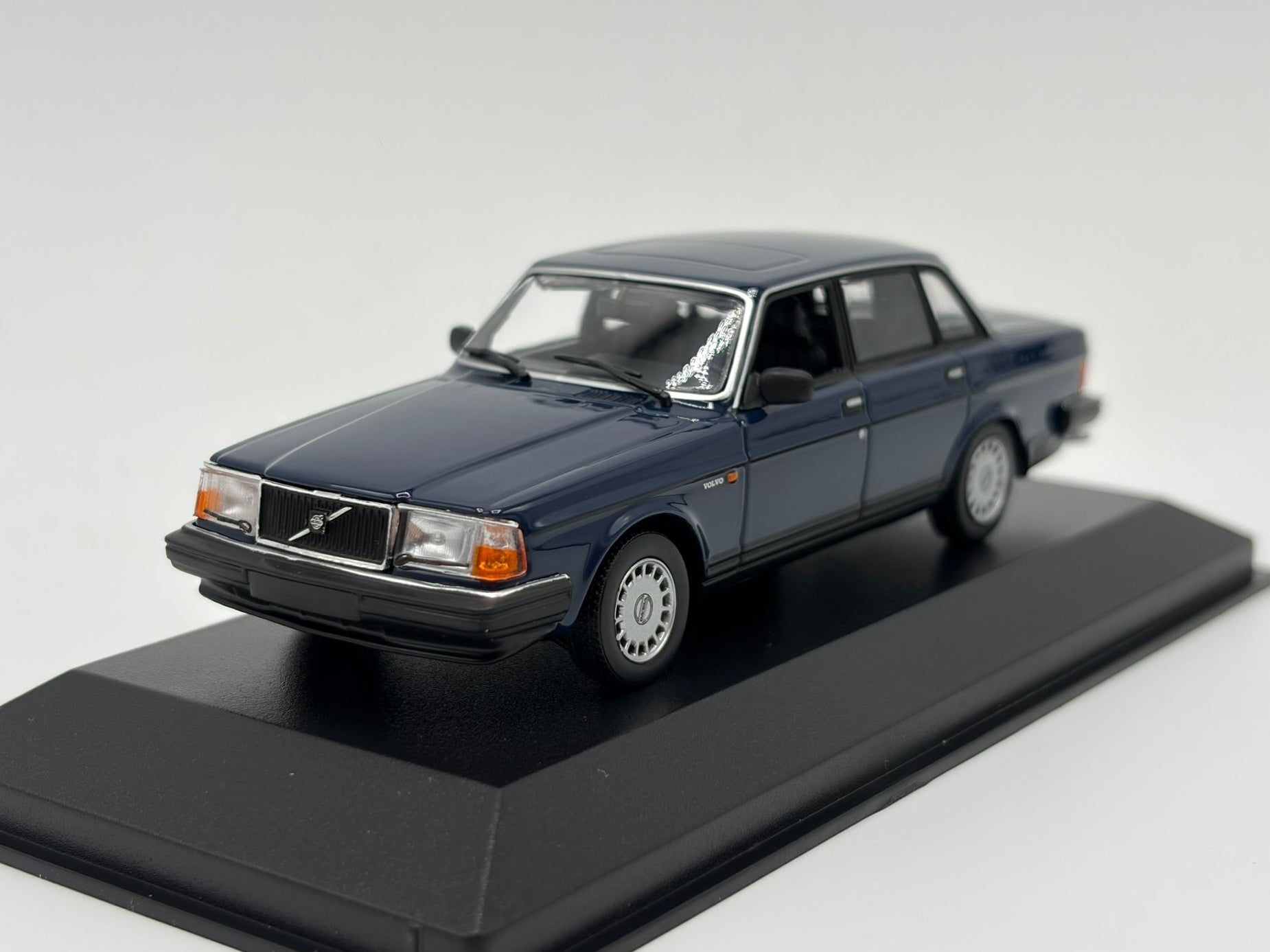 1/43 1996 Volvo 240 GL - Maxichamps | Model Car
