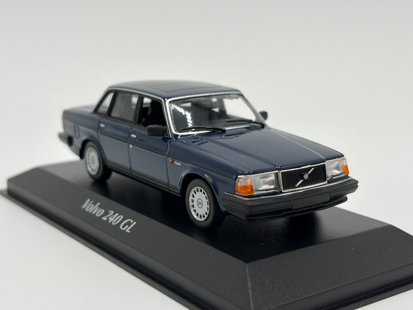 1/43 1996 Volvo 240 GL - Maxichamps | Model Car