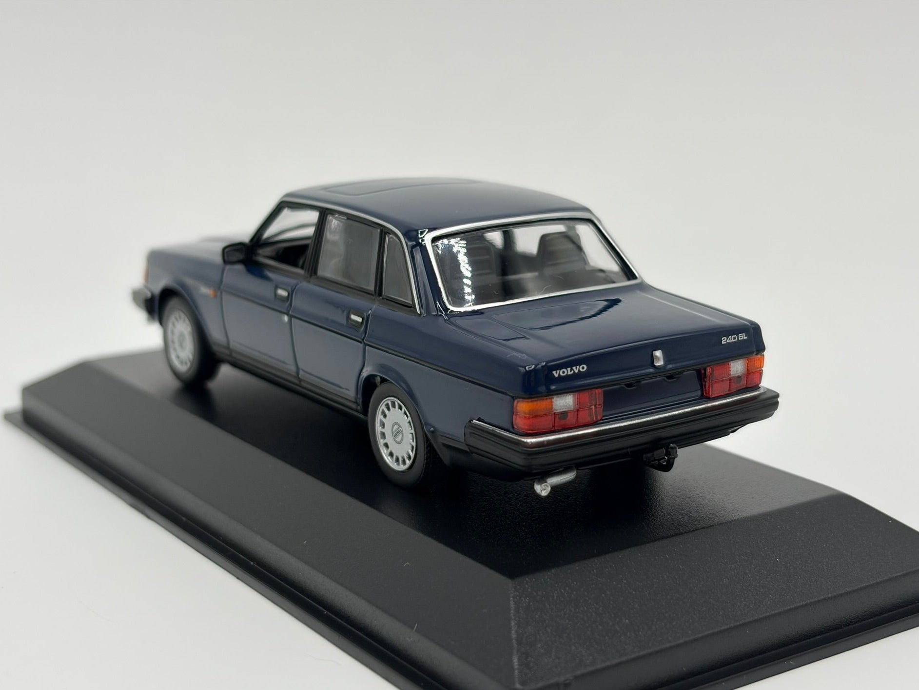 1/43 1996 Volvo 240 GL - Maxichamps | Model Car
