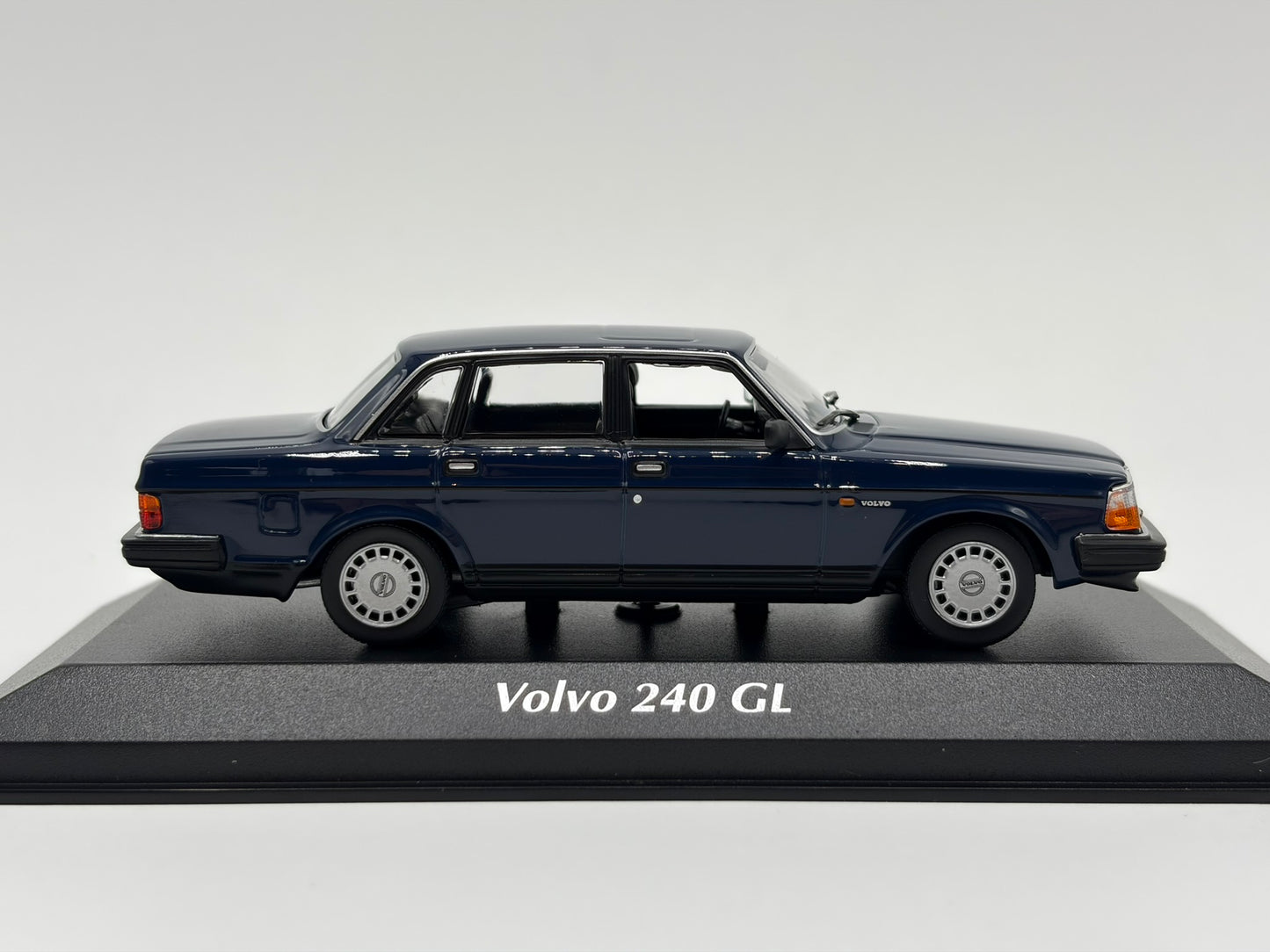 1/43 1996 Volvo 240 GL - Maxichamps | Model Car