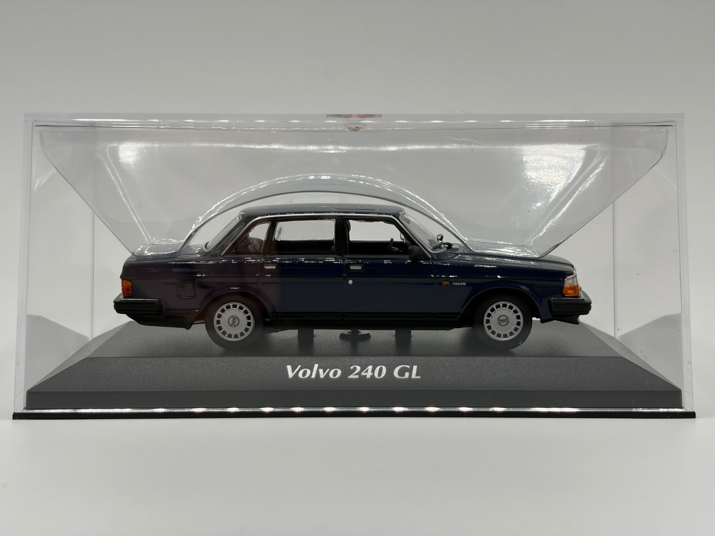 1/43 1996 Volvo 240 GL - Maxichamps | Model Car